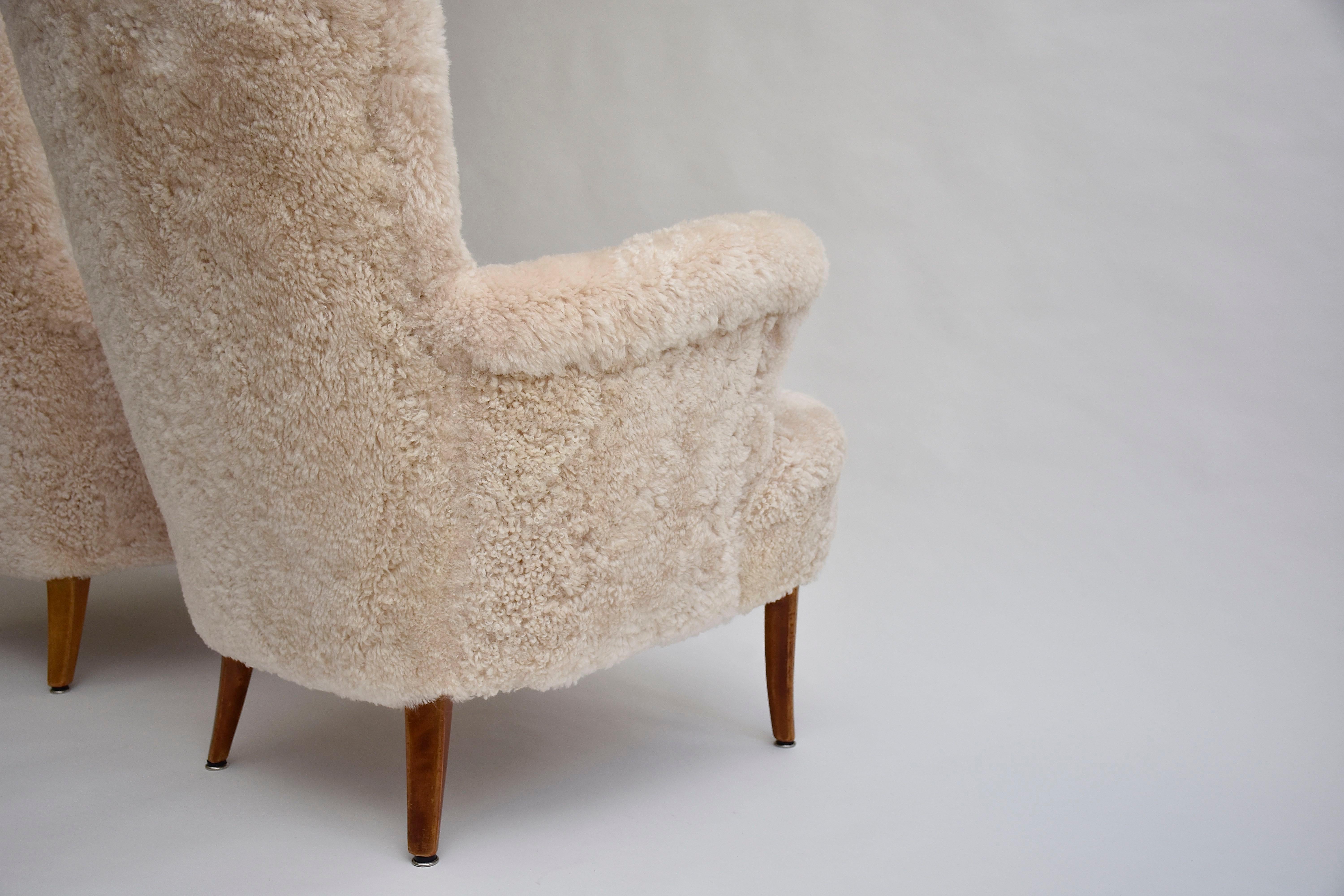 Pair of Scandinavian armchairs 'Stora Furulid' in sheepskin by Carl Malmsten For Sale 5