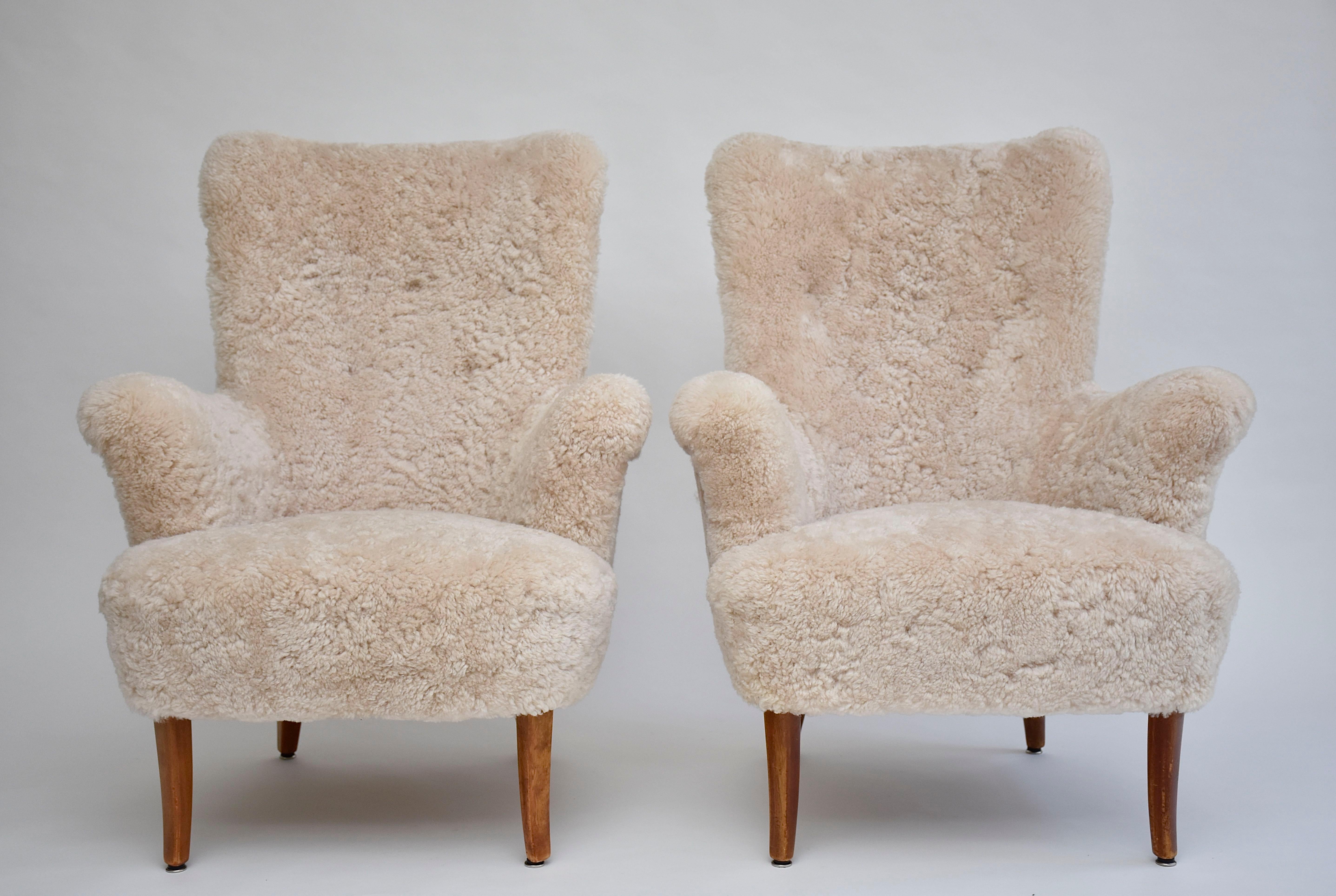 Pair of Scandinavian armchairs 'Stora Furulid' in sheepskin by Carl Malmsten For Sale 6