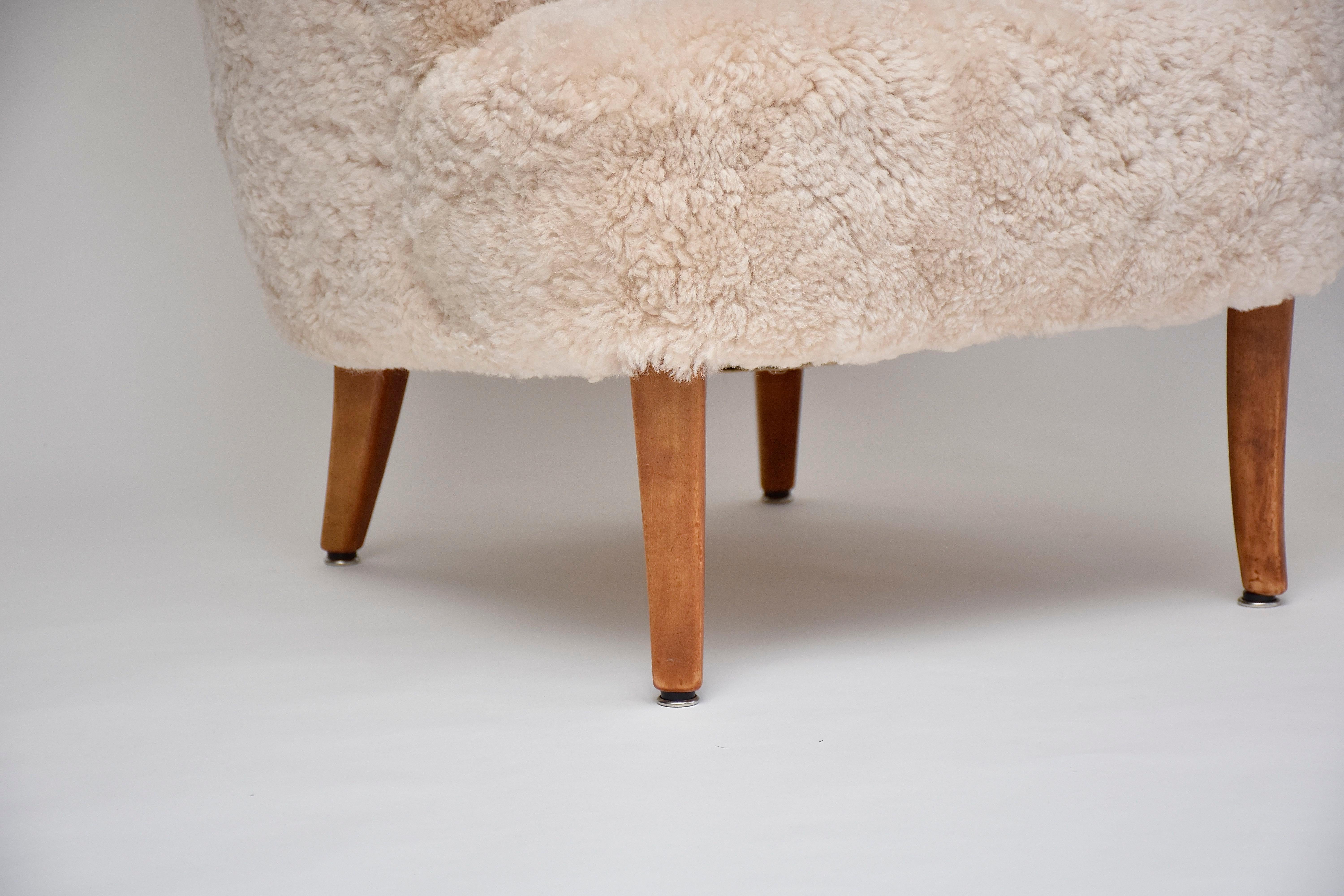 Une superbe paire de fauteuils du célèbre designer de meubles Carl Malmsten.
Ces chaises emblématiques offrent un grand confort et sont d'une qualité durable. 
Dossier touffeté par des boutons, courbes élégantes des bras et pieds en bois. 
Nouvelle