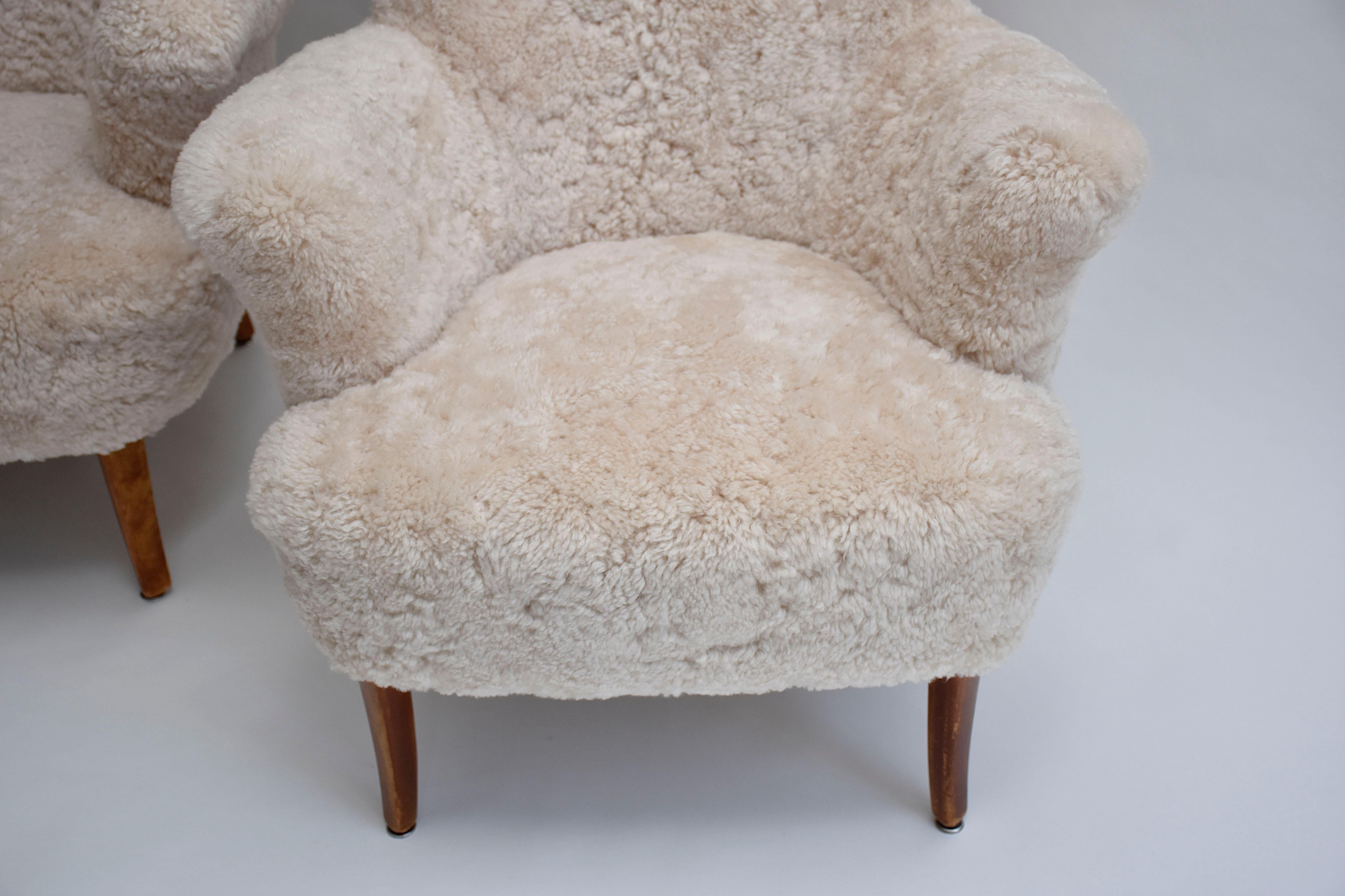 Swedish Pair of Scandinavian armchairs 'Stora Furulid' in sheepskin by Carl Malmsten For Sale