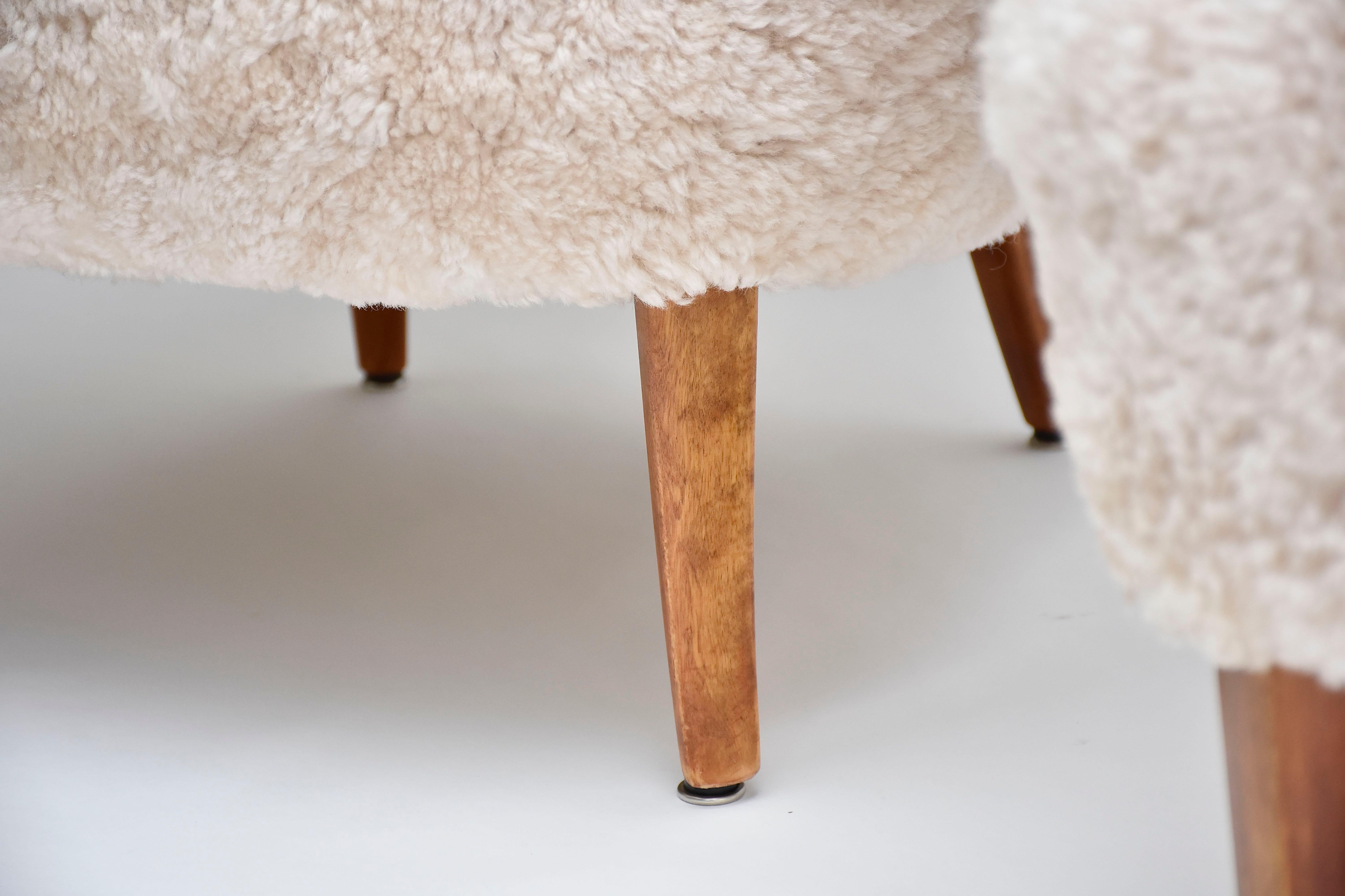Pair of Scandinavian armchairs 'Stora Furulid' in sheepskin by Carl Malmsten In Good Condition For Sale In SON EN BREUGEL, NL