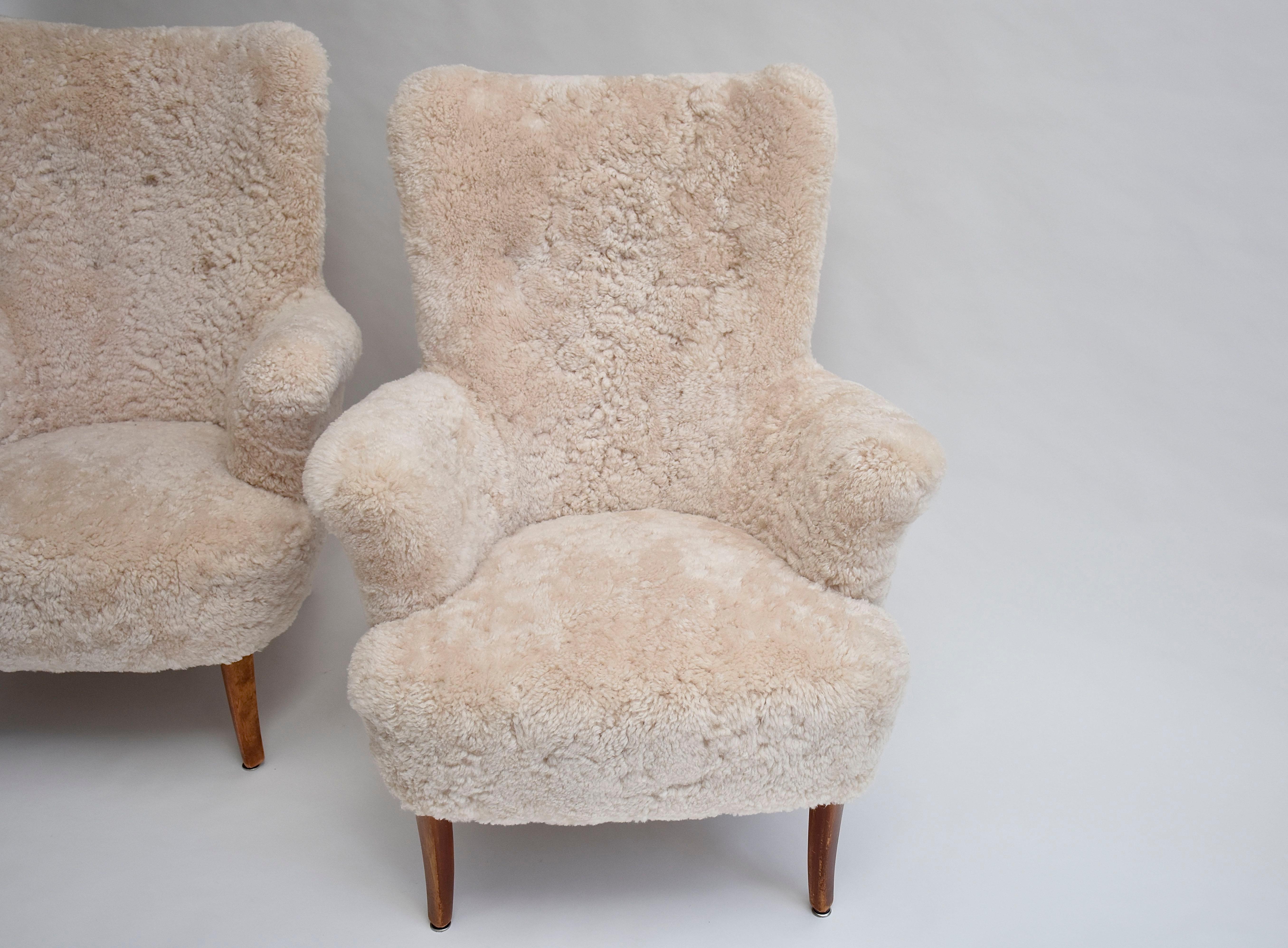 Pair of Scandinavian armchairs 'Stora Furulid' in sheepskin by Carl Malmsten For Sale 1
