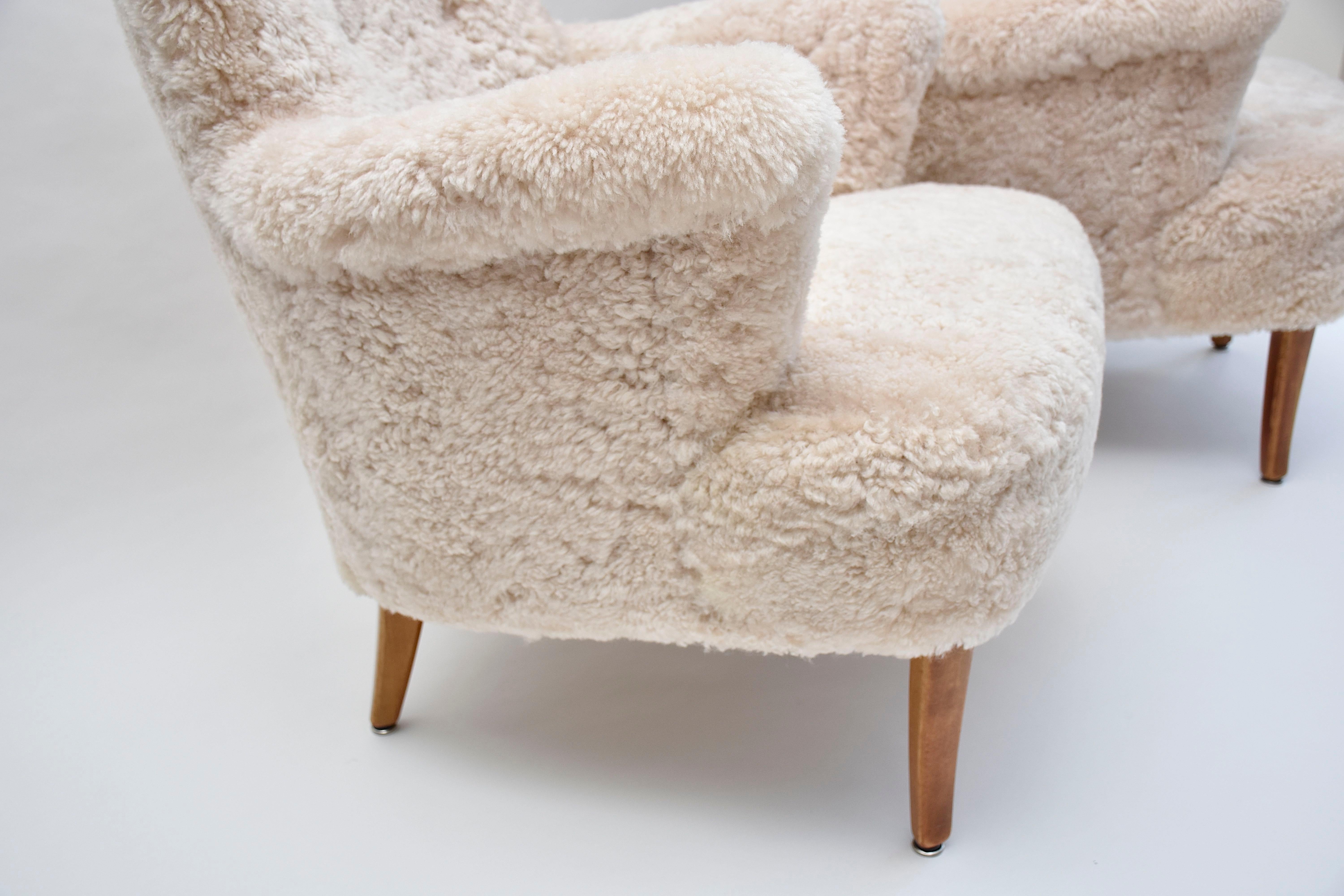Pair of Scandinavian armchairs 'Stora Furulid' in sheepskin by Carl Malmsten For Sale 2
