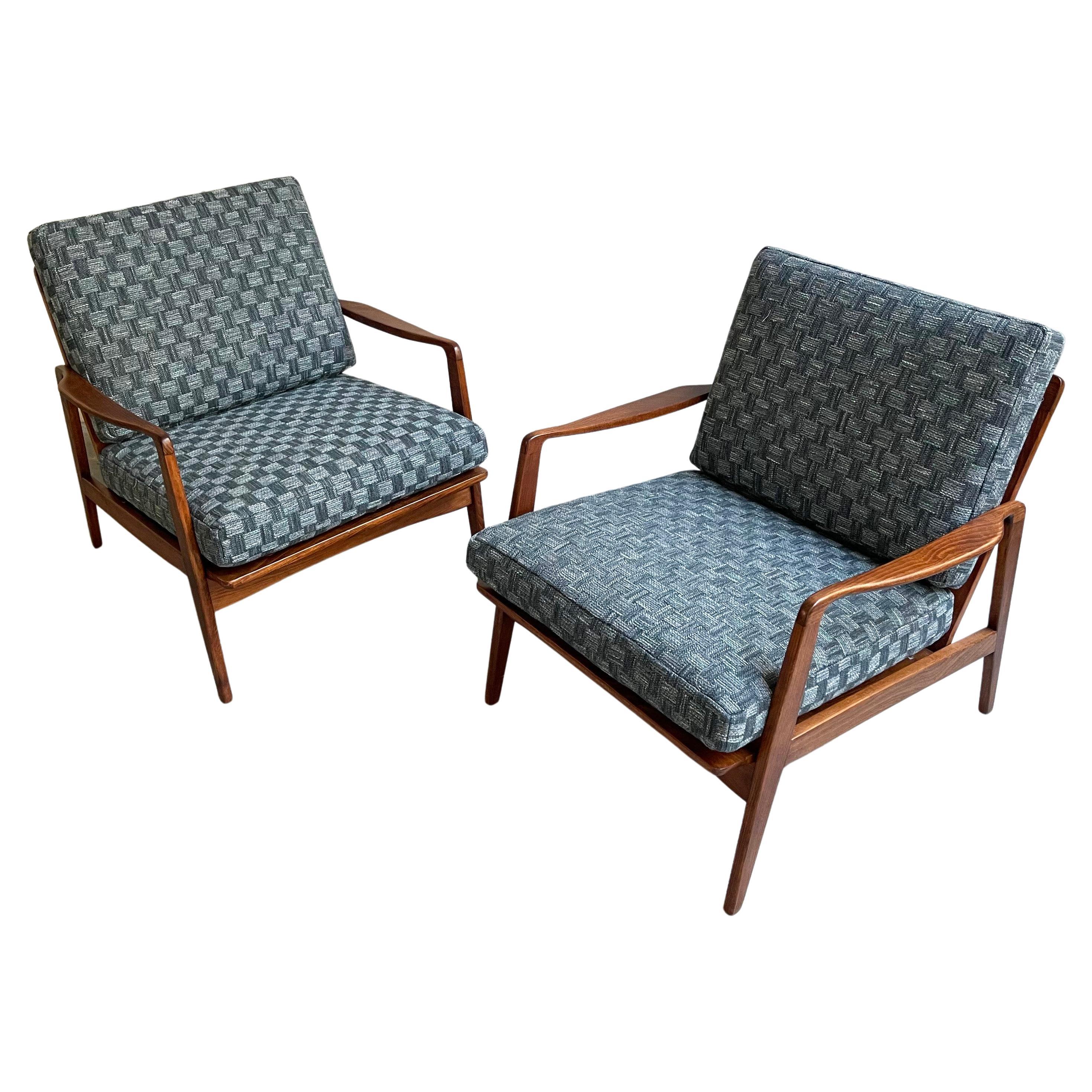 Pair of Scandinavian Modern Beech Lounge Chairs 6