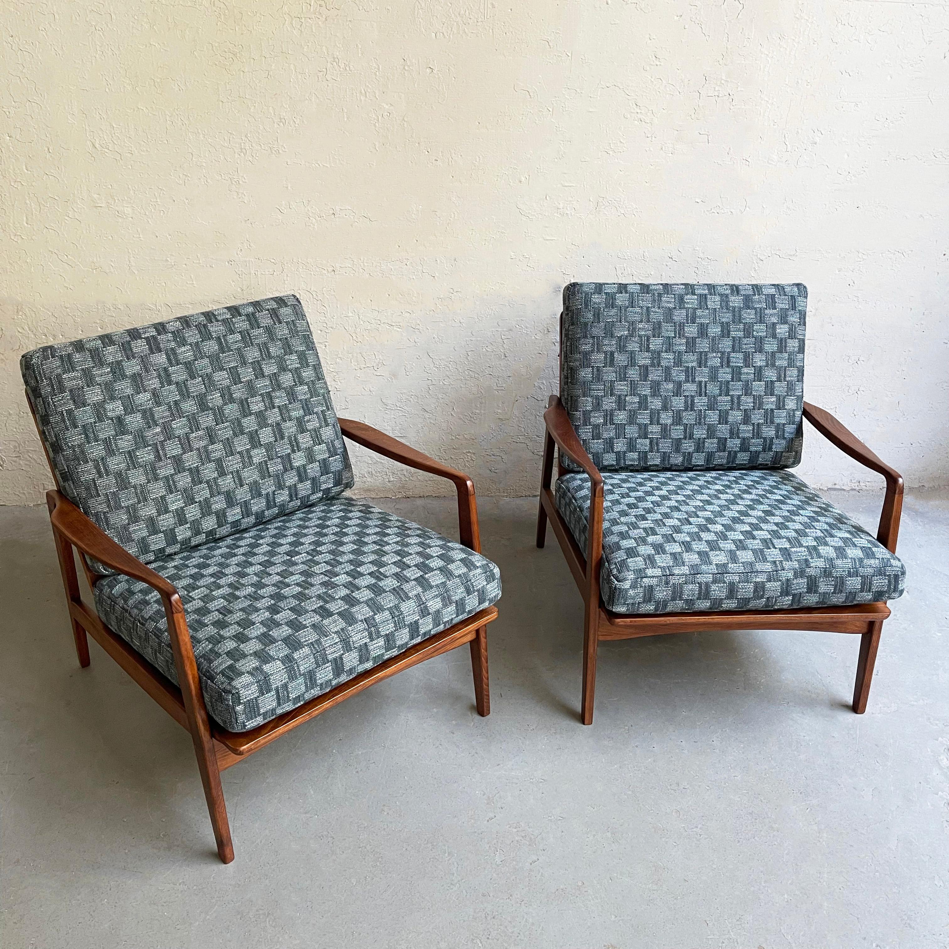 Pair of Scandinavian Modern Beech Lounge Chairs 3
