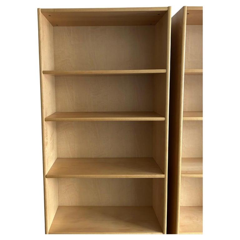 Coppia di scaffali a muro o librerie aperte in legno di betulla biondo del Mid Century The Modern Scandinavian Modern. Design molto moderno e ben costruito. Realizzato con ripiani in multistrato di betulla impiallacciato e strutturale. Librerie