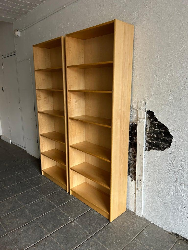 Mid-Century moderno Coppia di librerie moderne scandinave in betulla, alte 6 ripiani, a muro in vendita