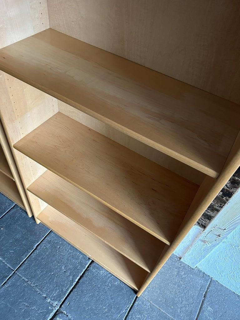 Falegnameria Coppia di librerie moderne scandinave in betulla, alte 6 ripiani, a muro in vendita