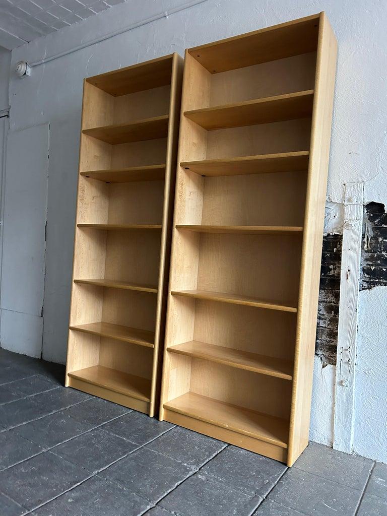 Fine XX secolo Coppia di librerie moderne scandinave in betulla, alte 6 ripiani, a muro in vendita