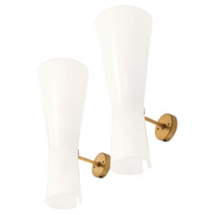 Ein Paar Wandleuchten im skandinavischen Modern-Stil aus Messing und Kunststoff, 1960er Jahre