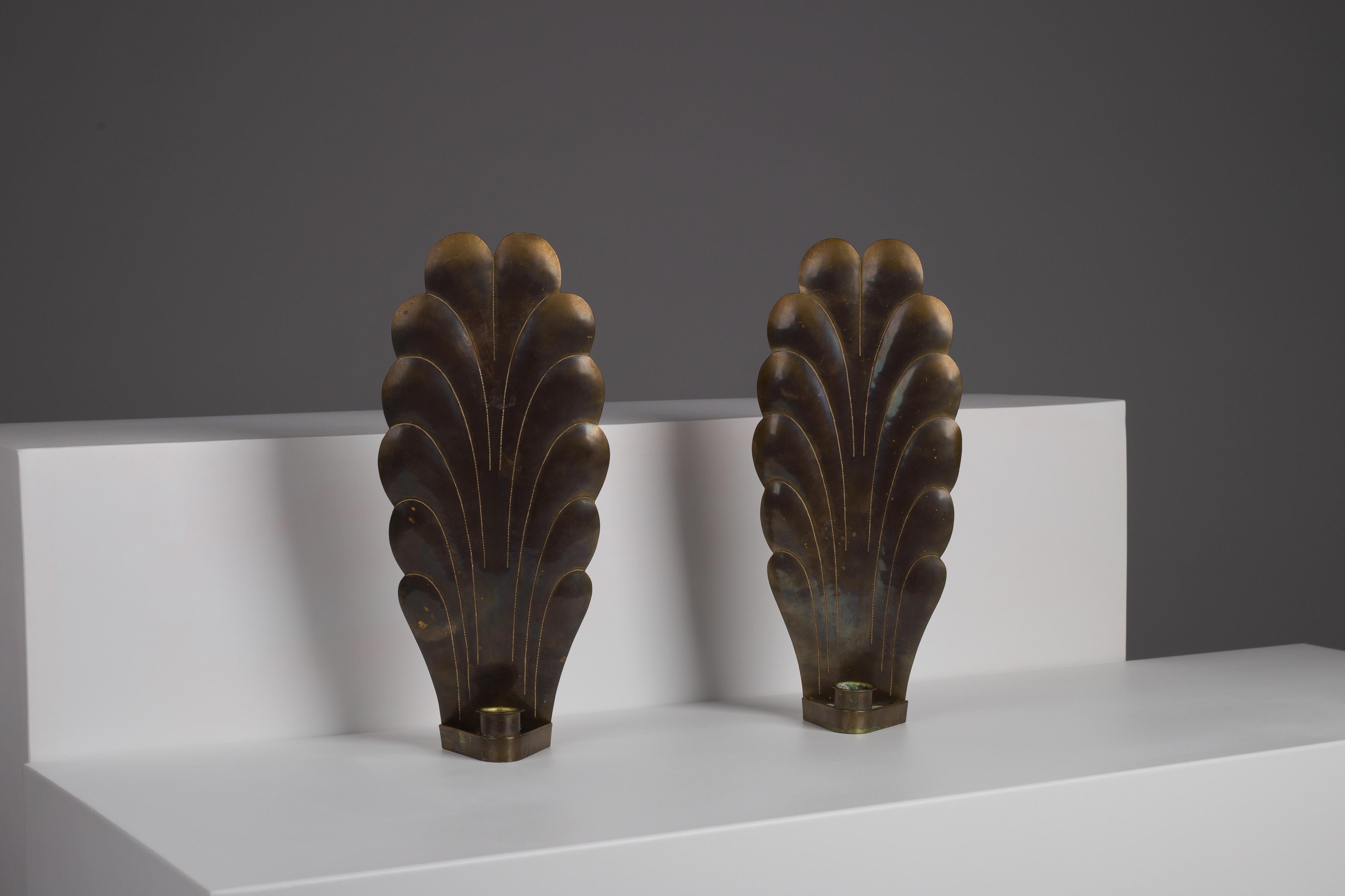 Pair of Scandinavian modern brass wall candle sconces Escandinavo moderno en venta