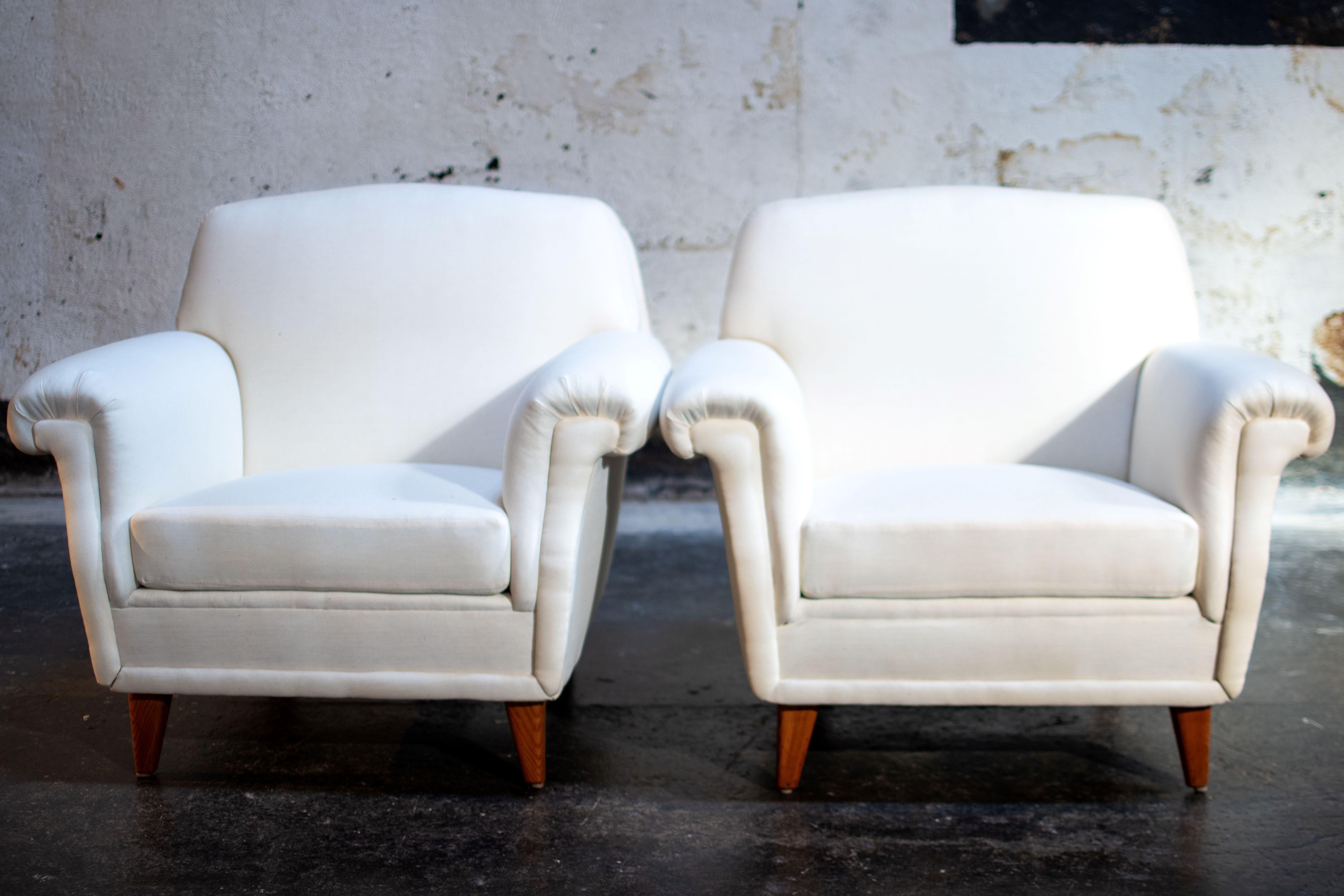 Paire de fauteuils club de style The Modern Scandinavian de la marque suédoise Broderna Anderssons. Broderna Anderssons fabrique des meubles depuis plus de 100 ans. Il s'agit d'une entreprise familiale qui met l'accent sur l'artisanat et les