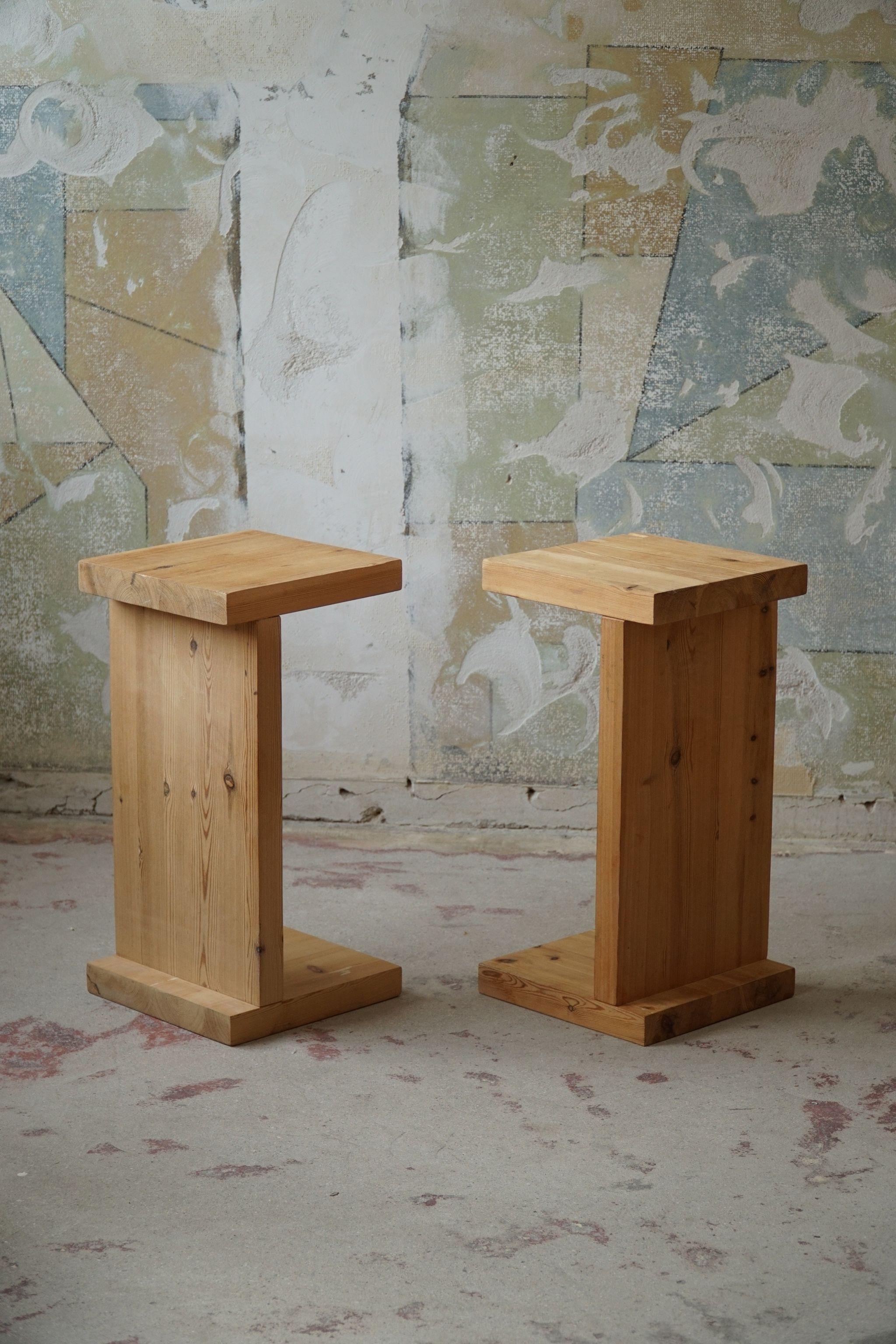 Pair of mid century Brutalist pedestals / night stands in solid pine, 1970s, made in Sweden.

The night stands are nicely patinated and in a good vintage condition. They can be turned as you like.

A decorative object for the modern interior.