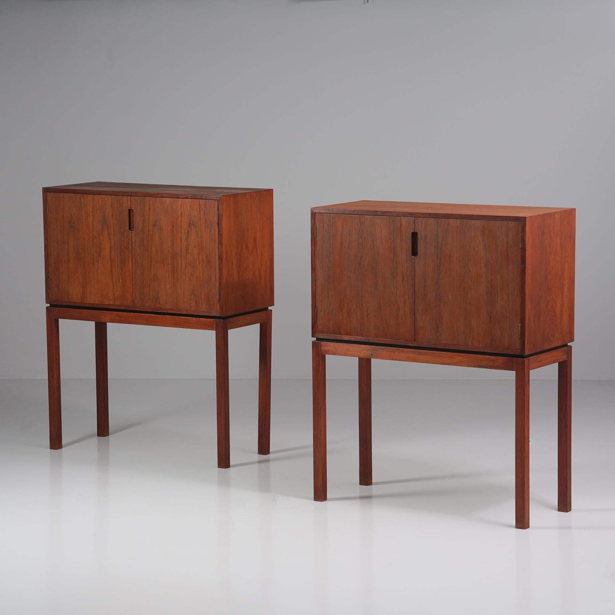 Pareja de armarios modernos escandinavos, fabricados en Finlandia, años 60. Teca. El interior del armario pintado de blanco. Estantes regulables. Cajón extraíble. Refinado. Buen estado vintage, pátina acorde con la edad y el uso. El armario se vende