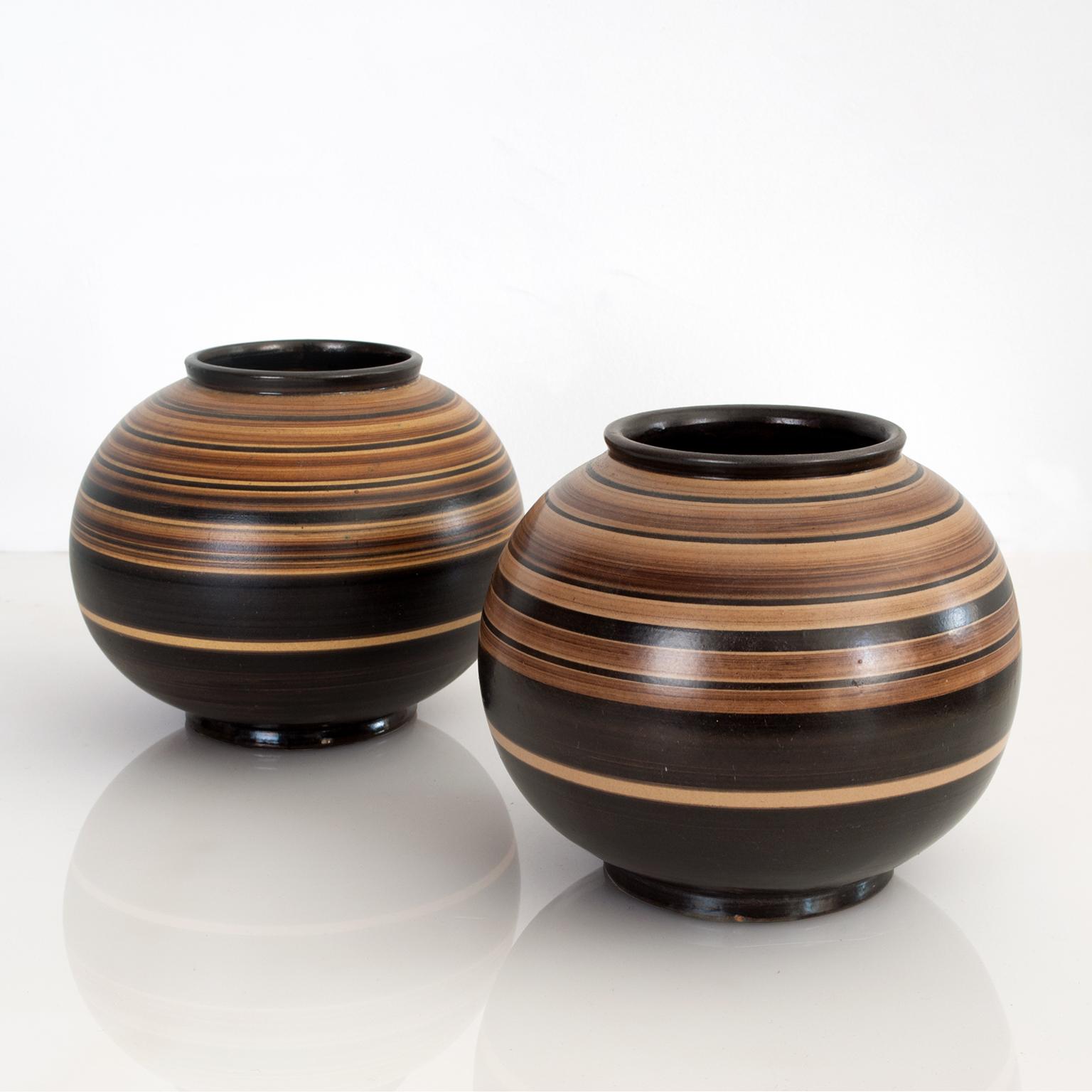 Pair of Scandinavian Modern striped ceramic vases in dark to pale brown glazes. Designed by artist Jerk Werkmaster for Nittsjo, Sweden, circa 1930s.
Measures: Height 6