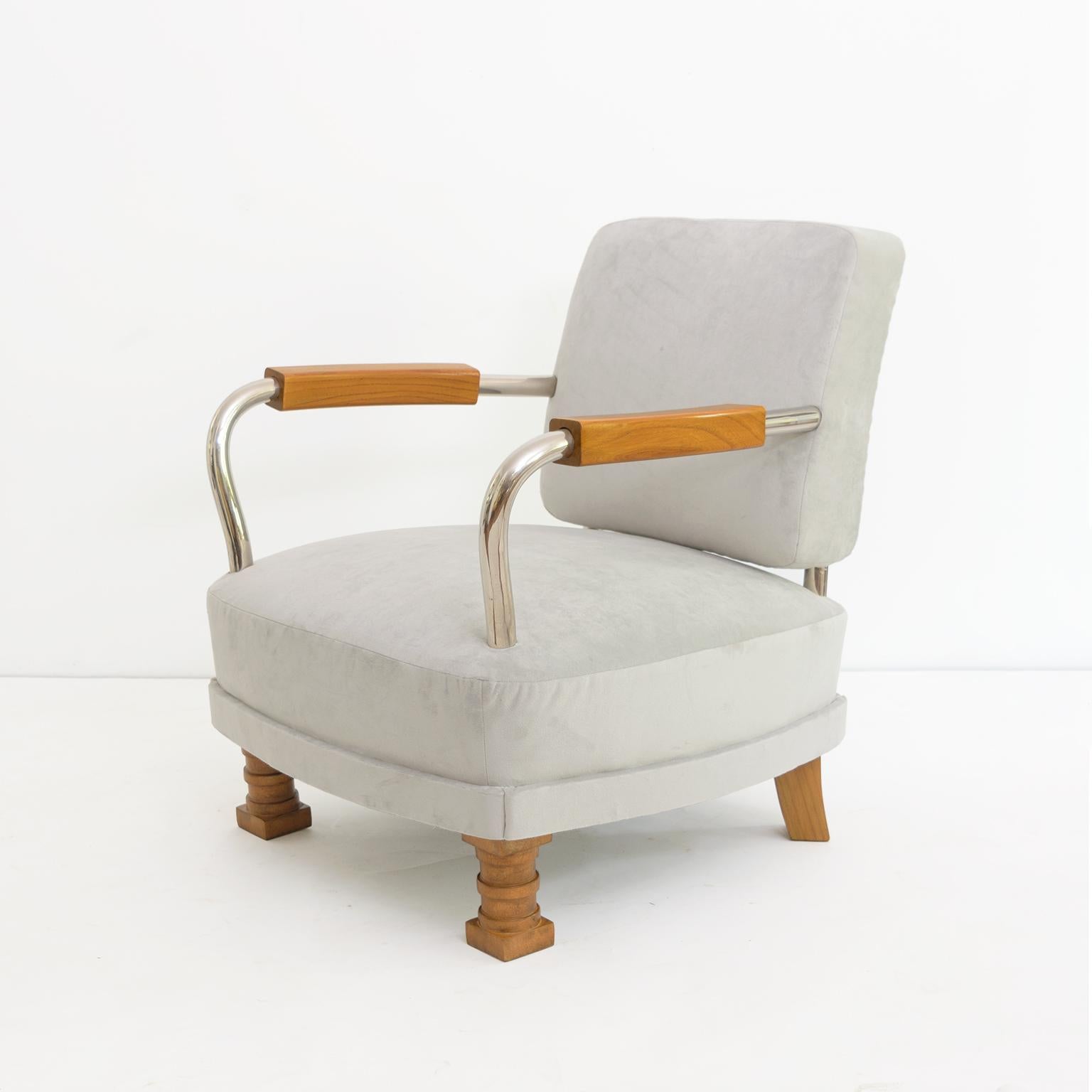 Paar skandinavisch-moderne Sessel mit Armlehnen und Füßen aus verchromtem Metall und massivem Ulmenholz. Diese modernistischen Stühle haben ein niedriges Profil und kombinieren Details aus dem Bauhaus-Design mit dem klassischen Art-Déco-Stil. Das
