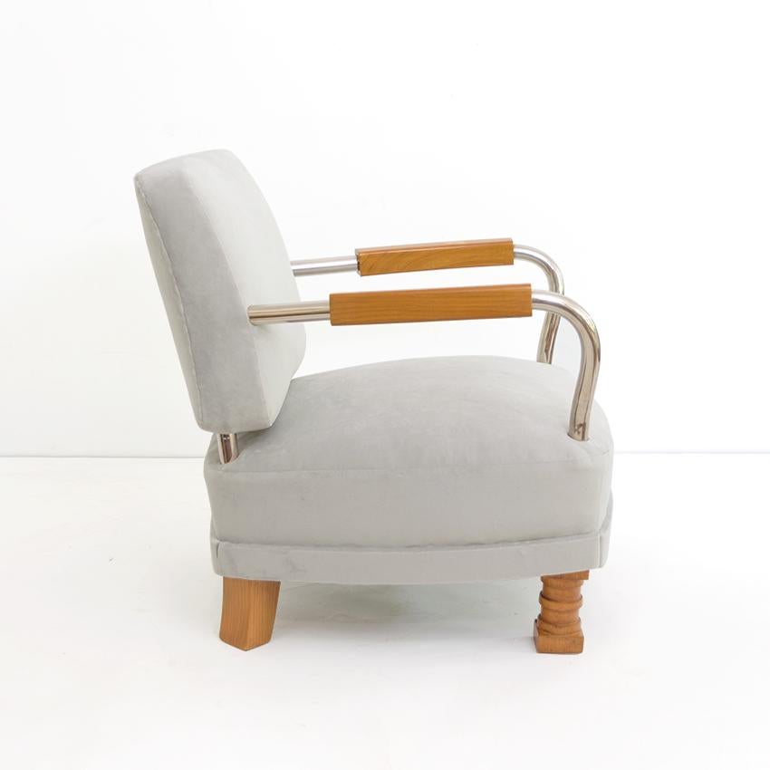 Paar skandinavisch-moderne Sessel aus Ulmenholz und verchromtem Metall (Skandinavische Moderne) im Angebot