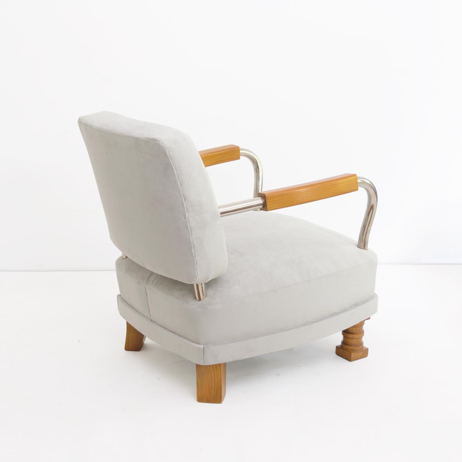 Scandinavo Coppia di poltrone moderne scandinave in legno d'olmo e metallo cromato in vendita