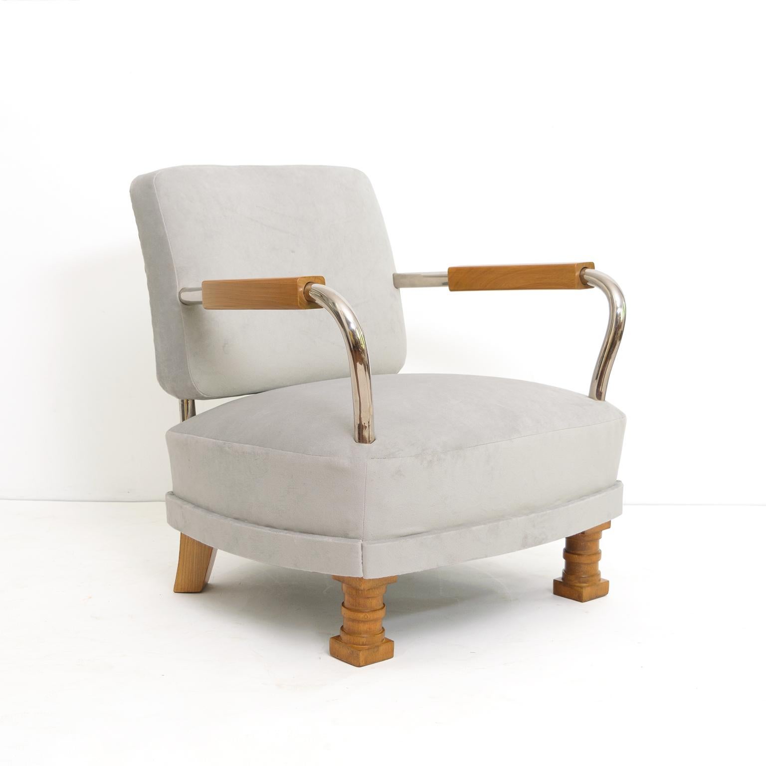 Paar skandinavisch-moderne Sessel aus Ulmenholz und verchromtem Metall (Poliert) im Angebot