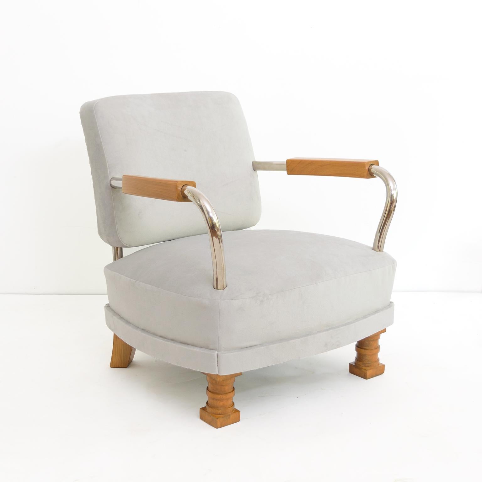 Coppia di poltrone moderne scandinave in legno d'olmo e metallo cromato In condizioni buone in vendita a New York, NY