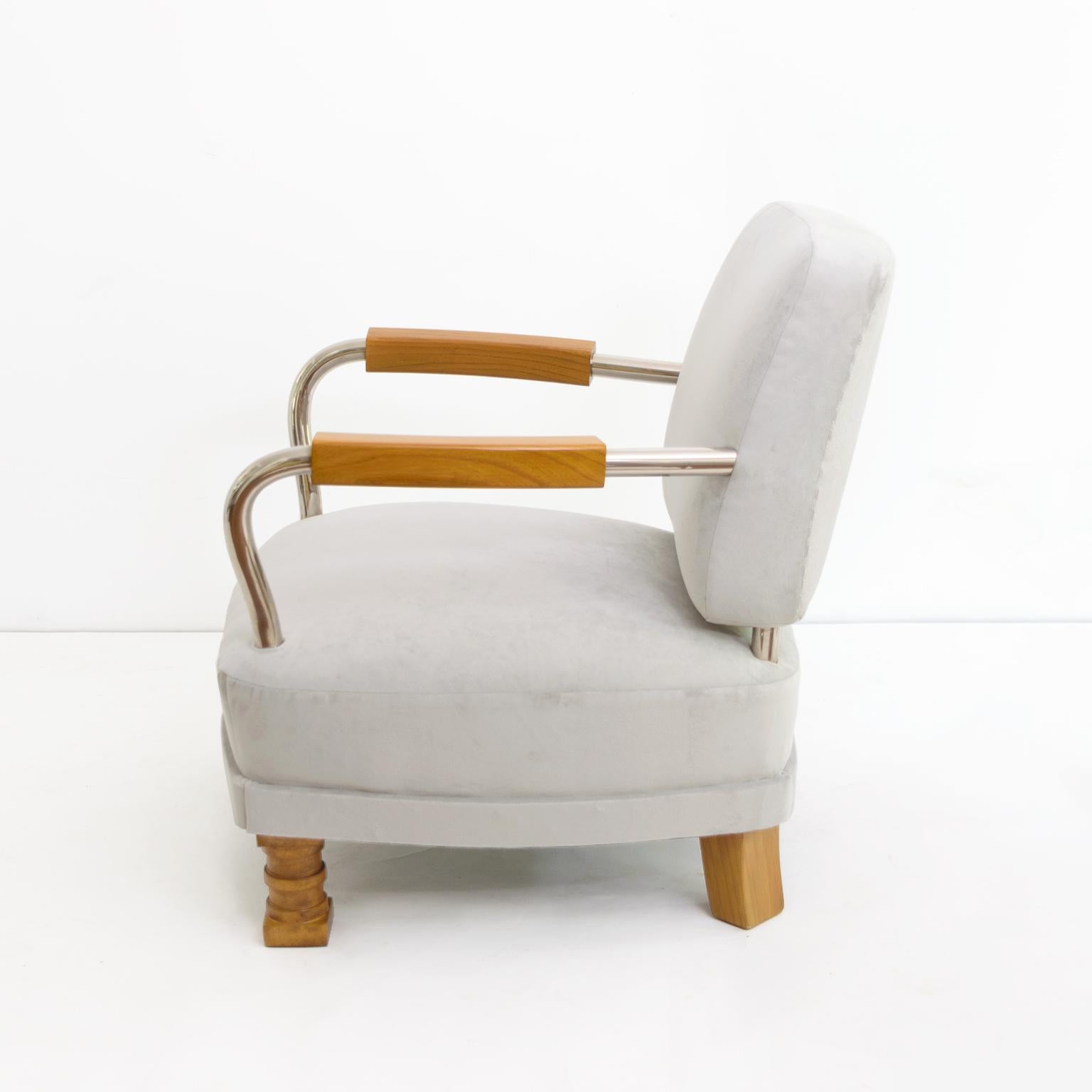 XX secolo Coppia di poltrone moderne scandinave in legno d'olmo e metallo cromato in vendita
