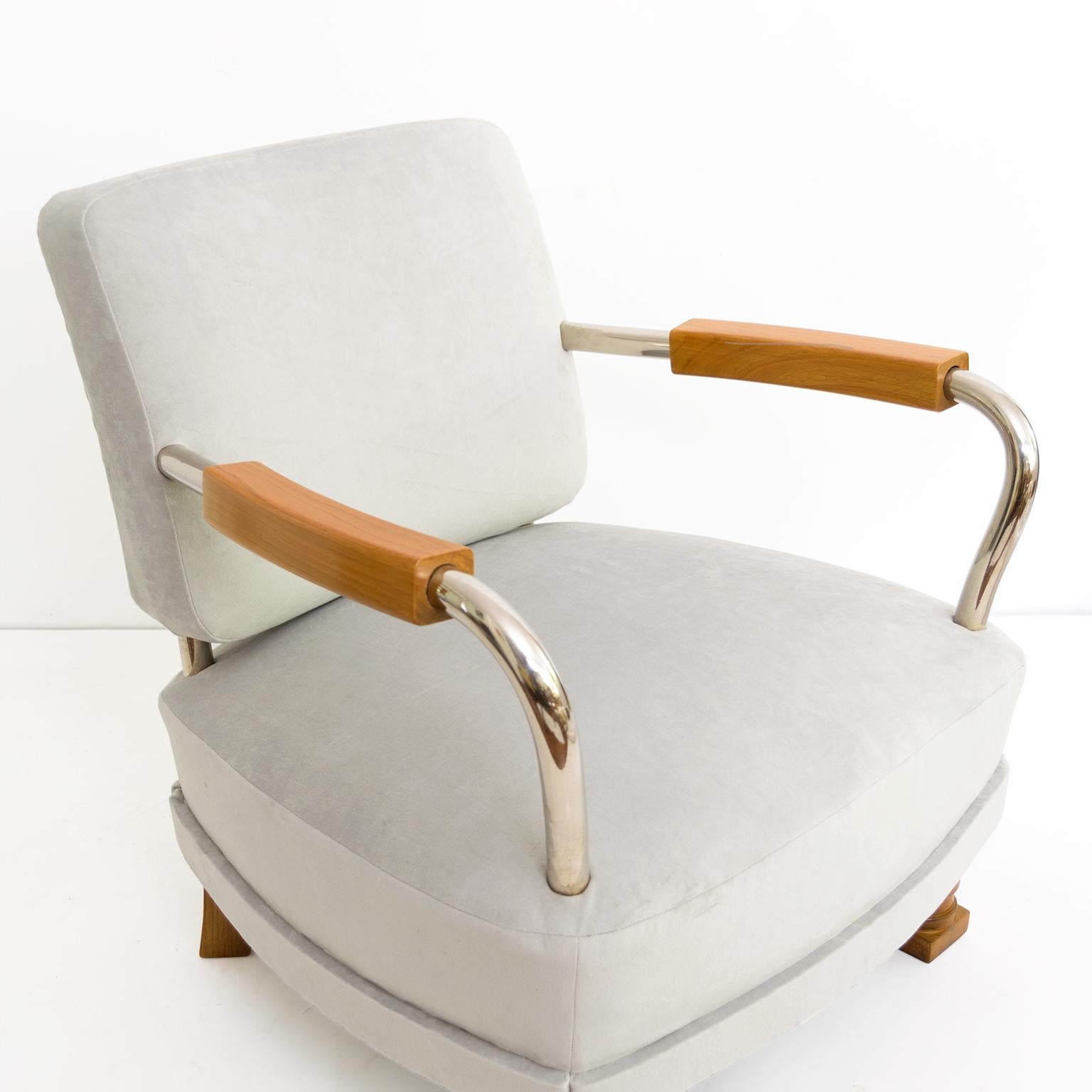 Paar skandinavisch-moderne Sessel aus Ulmenholz und verchromtem Metall (Chrom) im Angebot