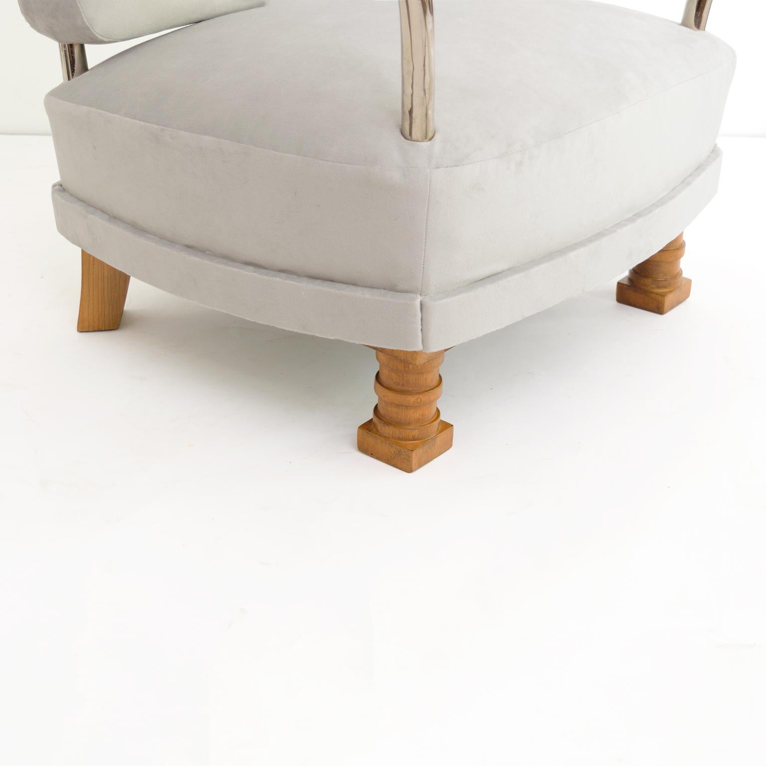 Paar skandinavisch-moderne Sessel aus Ulmenholz und verchromtem Metall im Angebot 1