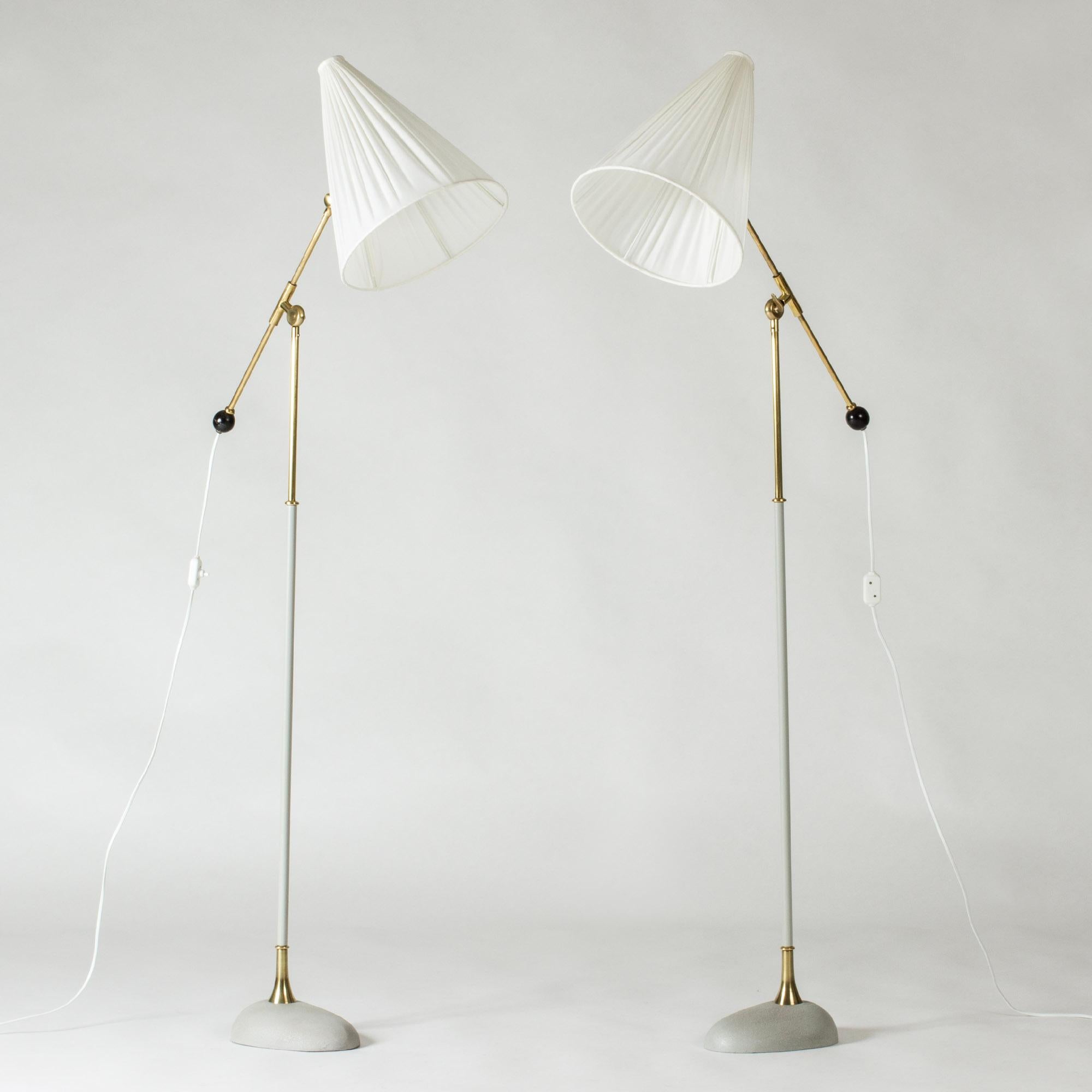 Laiton Paire de lampadaires The Moderns Modernity par Einar Bäckström, Suède, années 1950 en vente