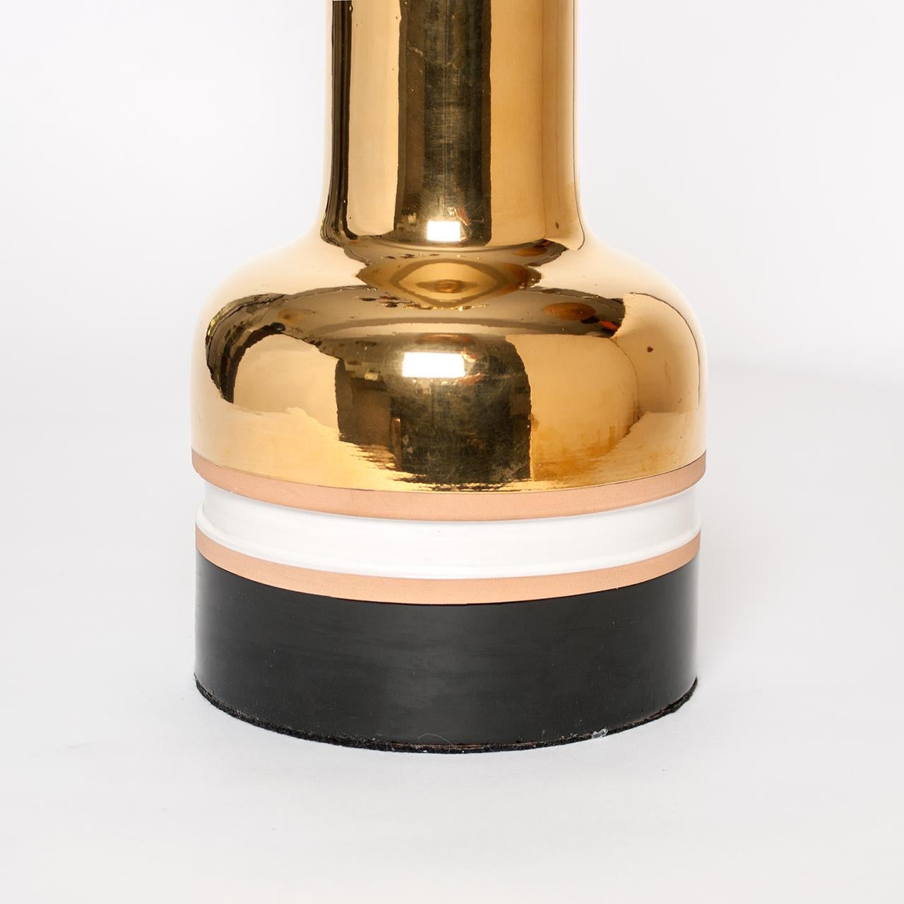 Vernissé Paire de lampes scandinaves modernes en céramique dorée de Bergboms en vente