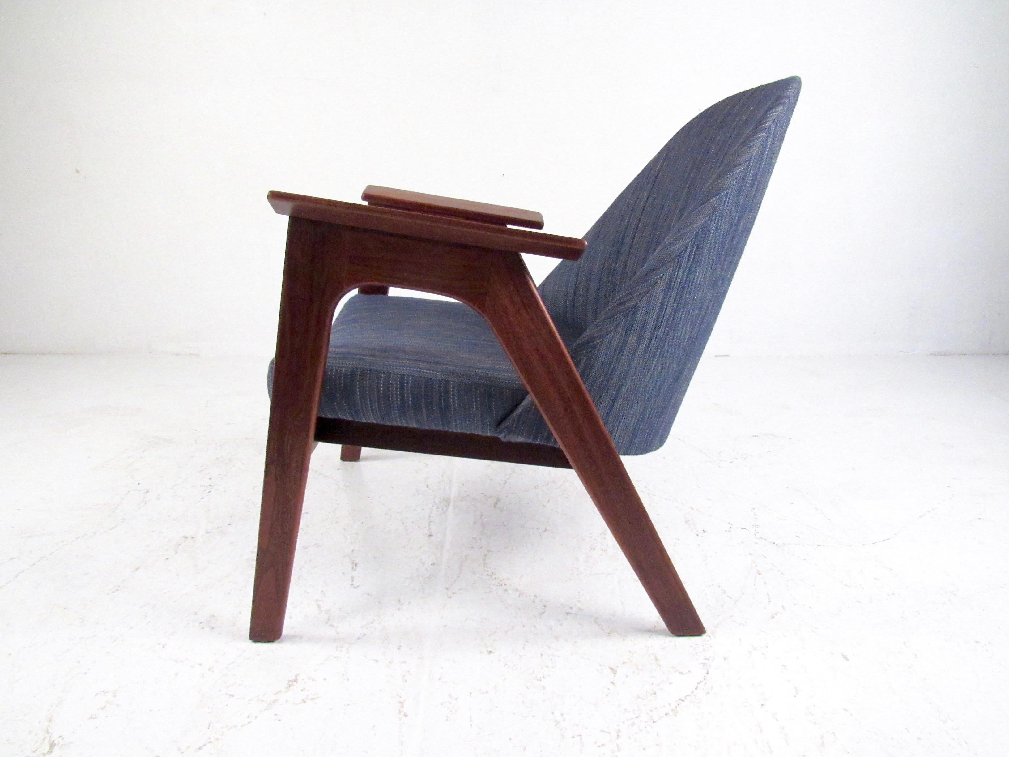 Pair of Scandinavian Modern Lounge Chairs After Kofod-Larsen For Sale 4