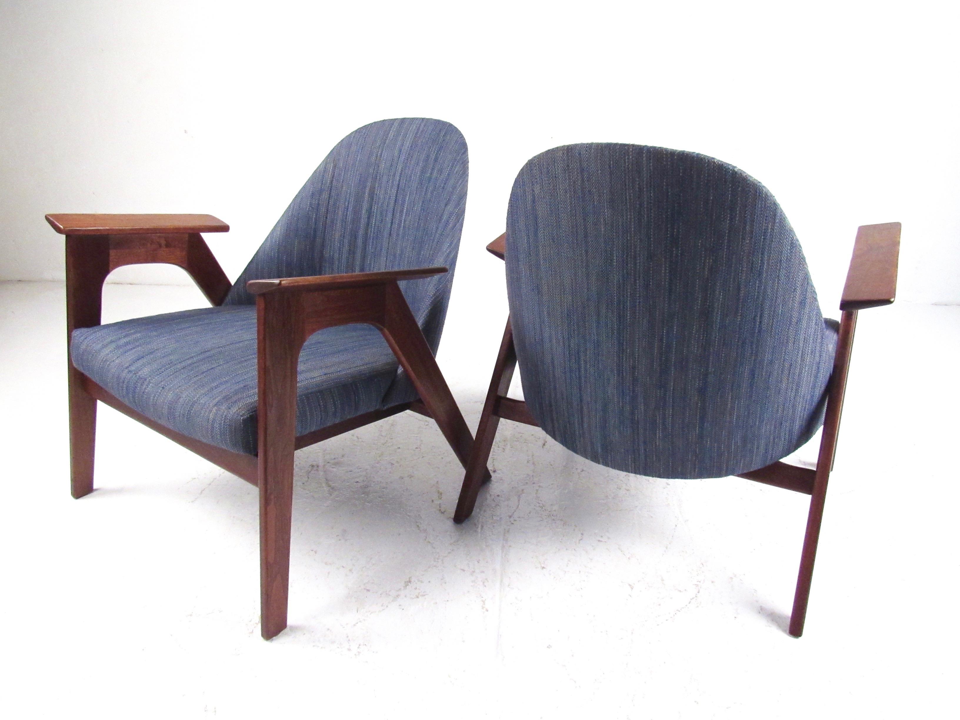 Pair of Scandinavian Modern Lounge Chairs After Kofod-Larsen In Good Condition For Sale In Brooklyn, NY