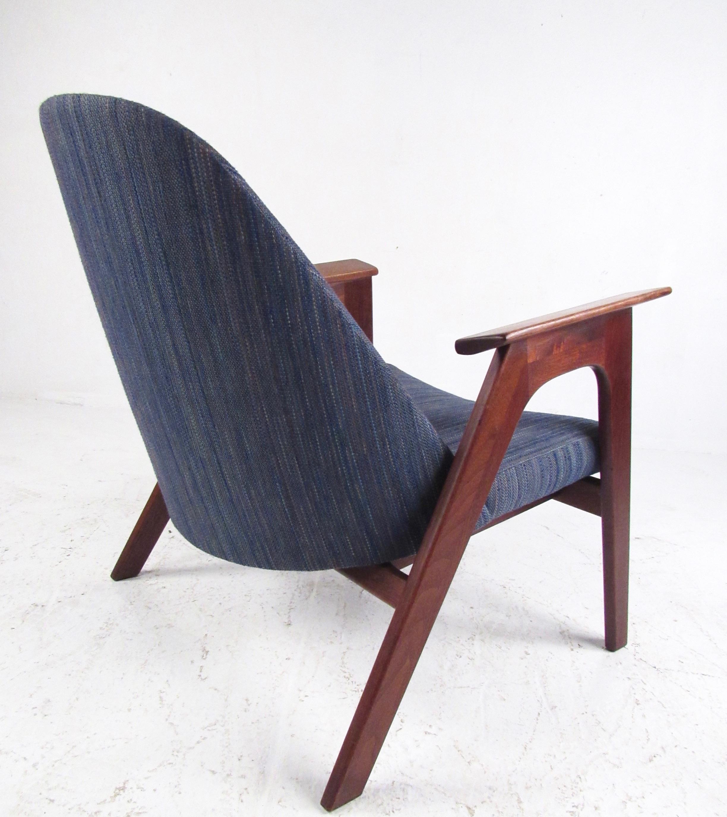 Pair of Scandinavian Modern Lounge Chairs After Kofod-Larsen For Sale 2