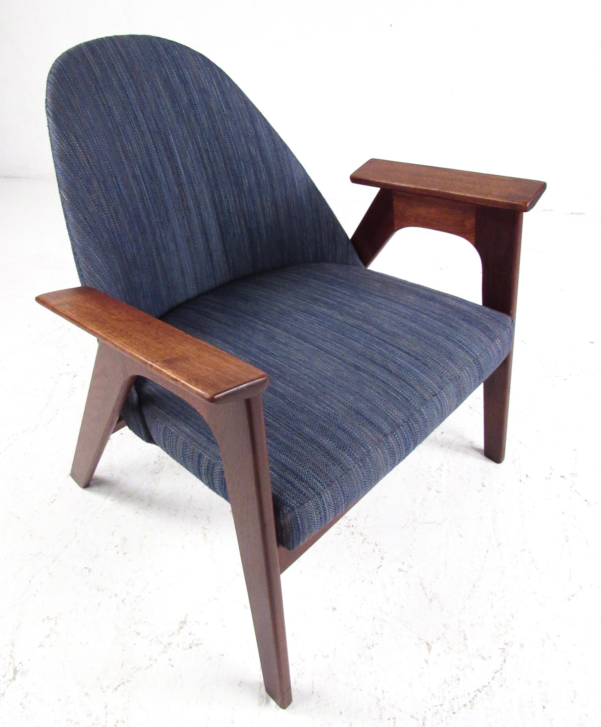 Pair of Scandinavian Modern Lounge Chairs After Kofod-Larsen For Sale 3