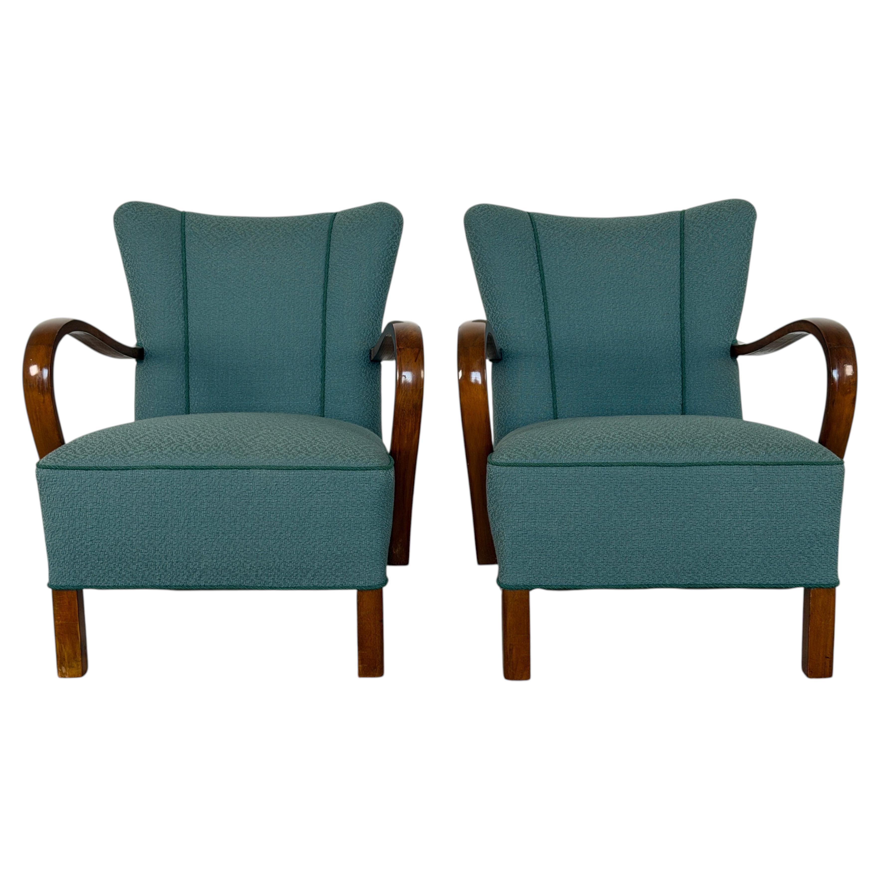 Par de sillones de estilo moderno escandinavo, con reposabrazos abiertos de madera curvada, década de 1940