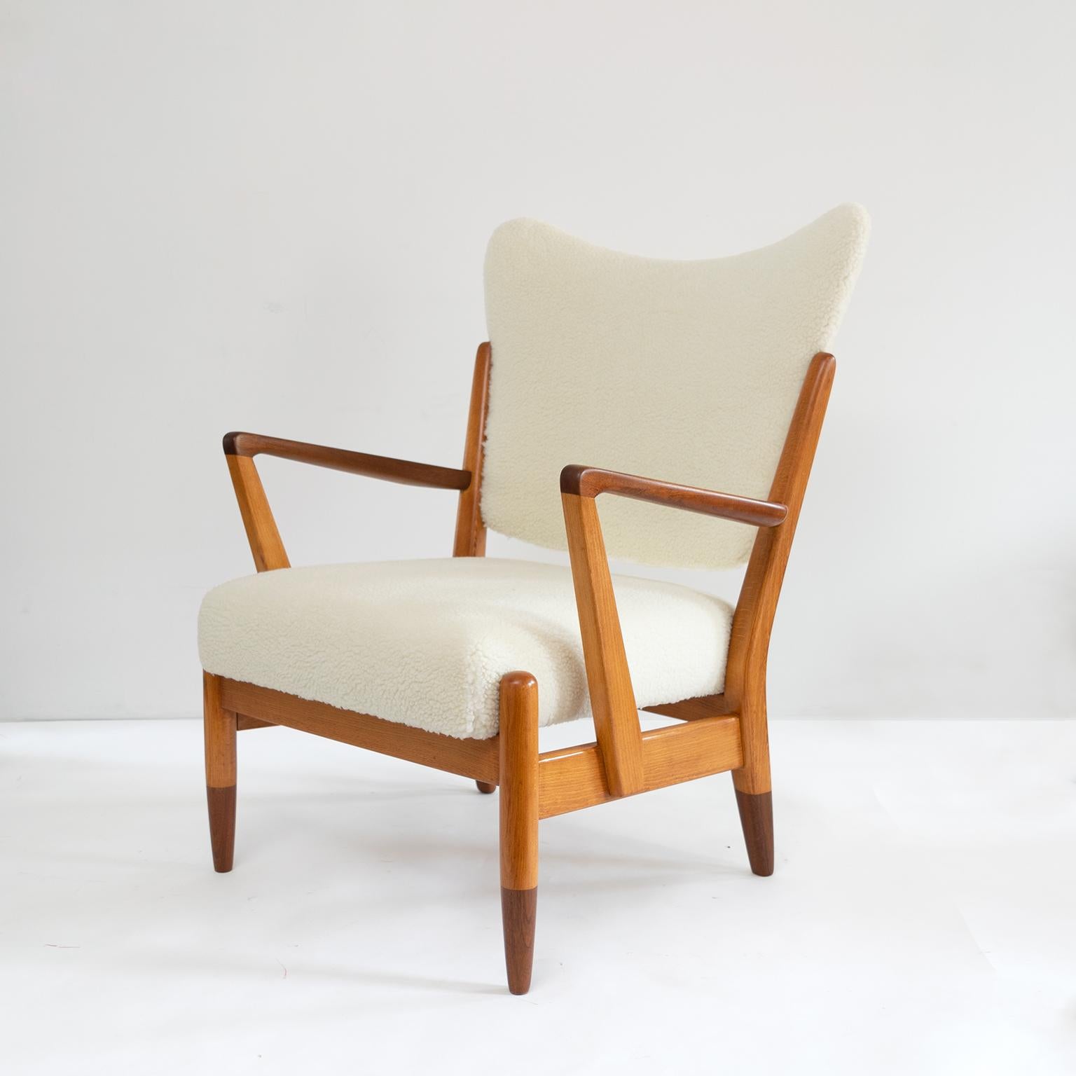 Pair of Scandinavian Modern Lounge Chairs with Faux Sheepskin, Teak Details In Good Condition In New York, NY