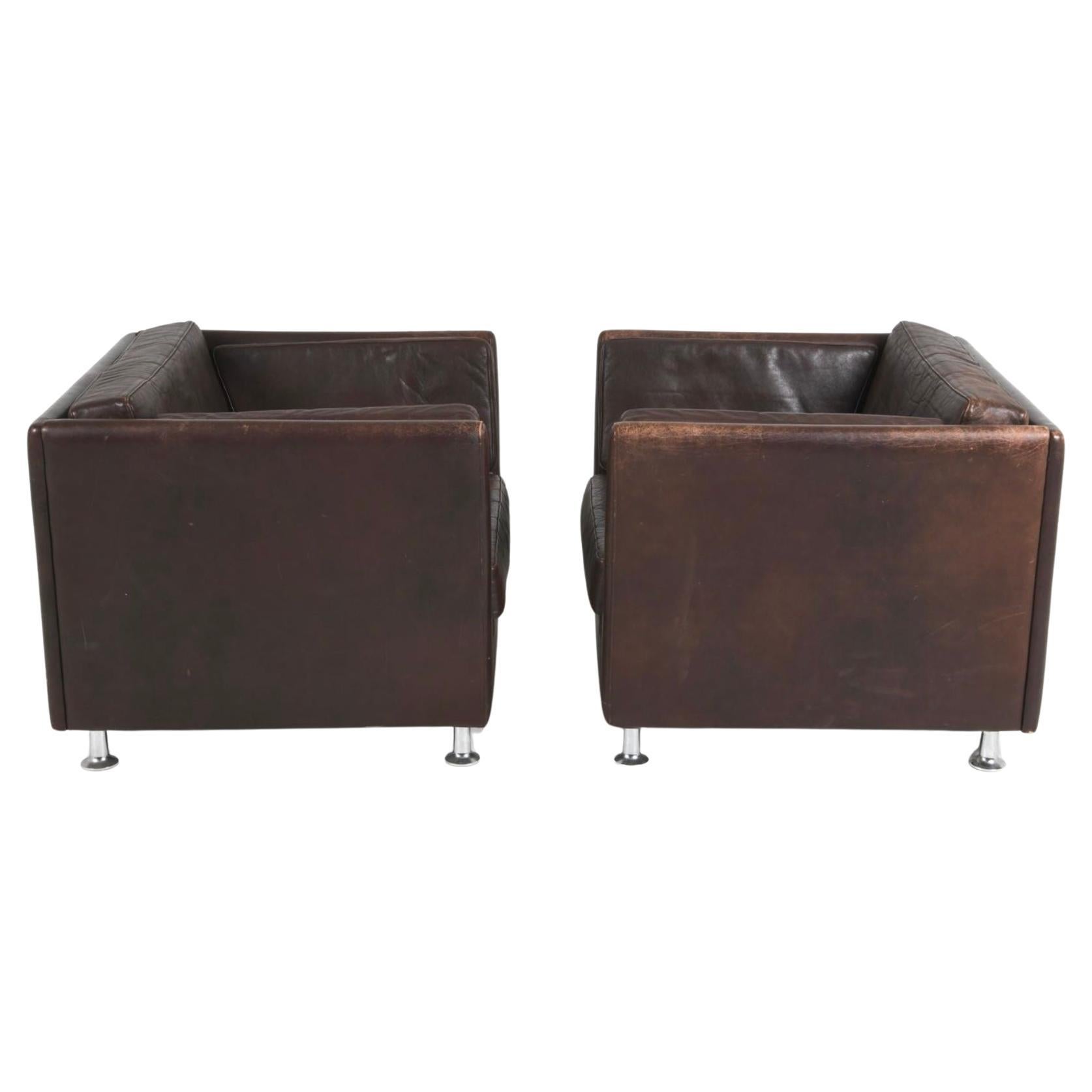 Pair of Scandinavian Modern Low Brown Leather lounge Chairs with Chrome Legs (Skandinavische Moderne) im Angebot