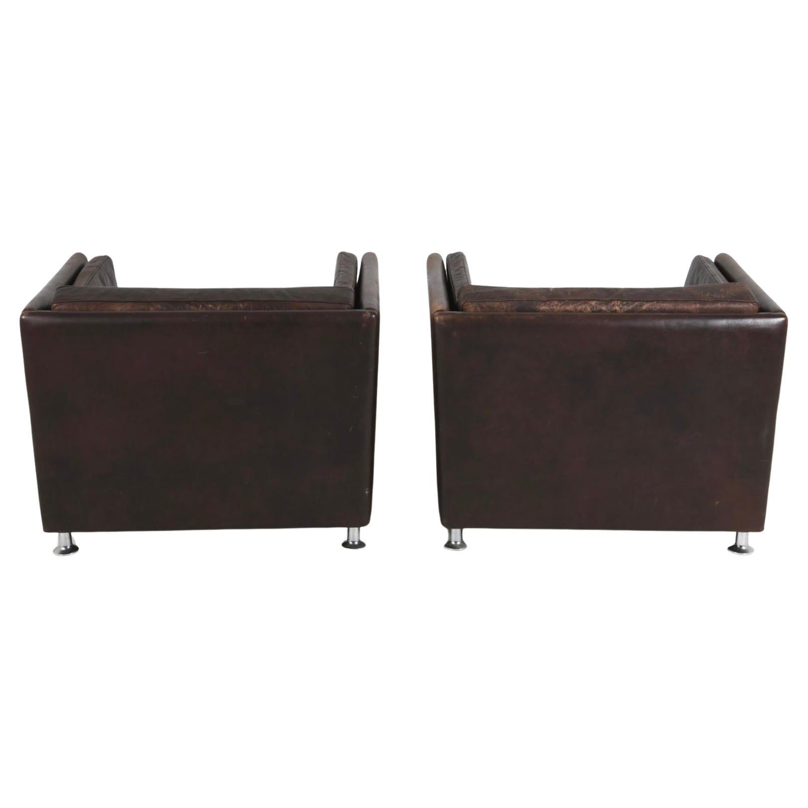 Pair of Scandinavian Modern Low Brown Leather lounge Chairs with Chrome Legs (Dänisch) im Angebot