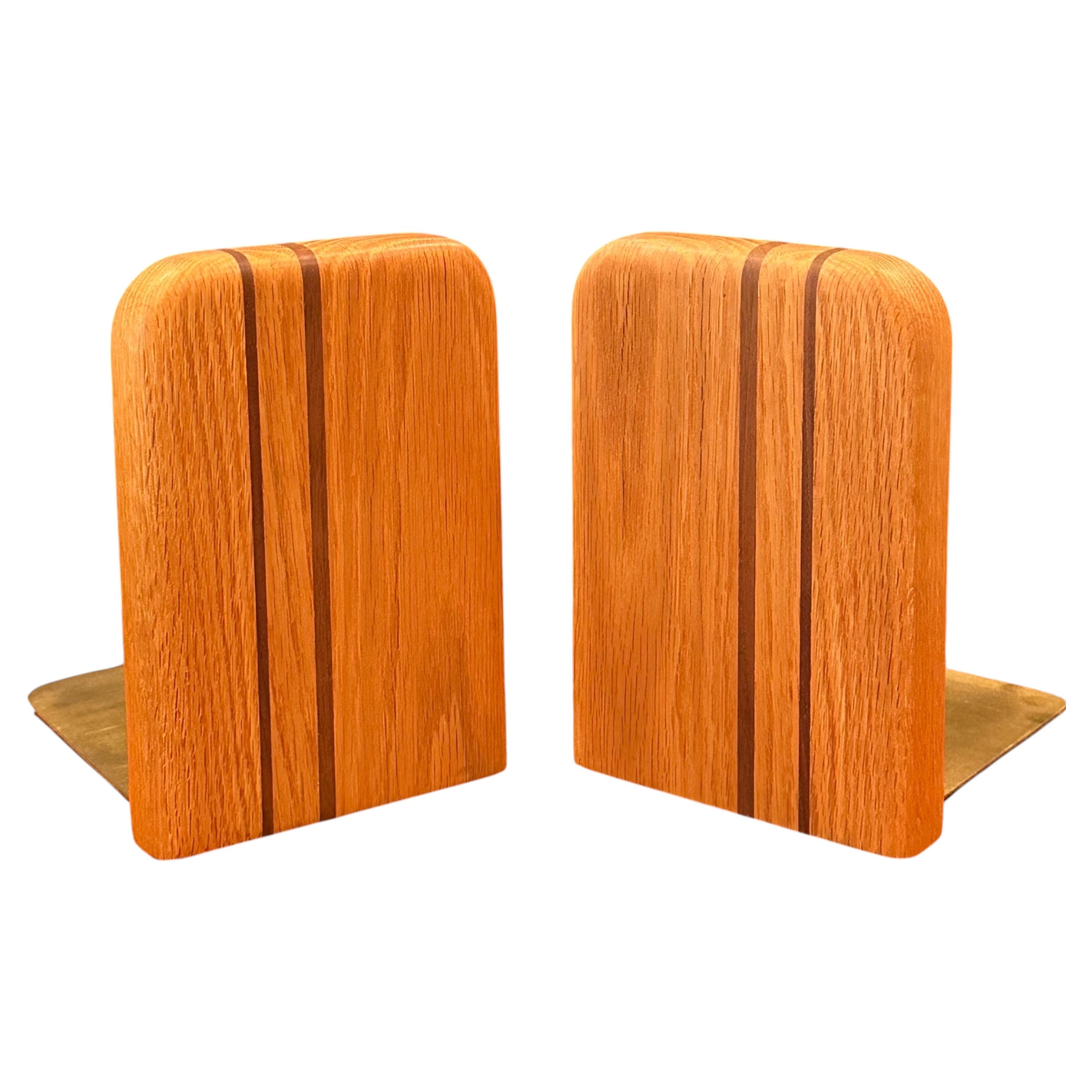 Coppia di reggilibri in legno misto in stile moderno scandinavo con basi in ottone massiccio, anni '60