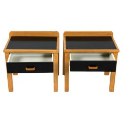 Paar skandinavische moderne Nachttische aus Birke und schwarzem Laminat