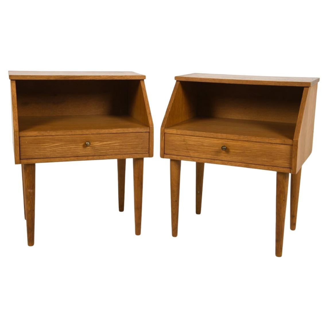 Paire de tables de nuit en chêne The Modern Scandinavian avec un seul tiroir sur 4 pieds fuselés. Il dispose d'un espace de rangement étroit dans la partie supérieure et d'un tiroir dans la partie inférieure. Fabriqué en Suède dans les années 1970.