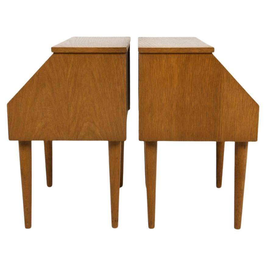 Scandinave moderne Pair of Scandinavian modern oak nightstands with single drawer en vente