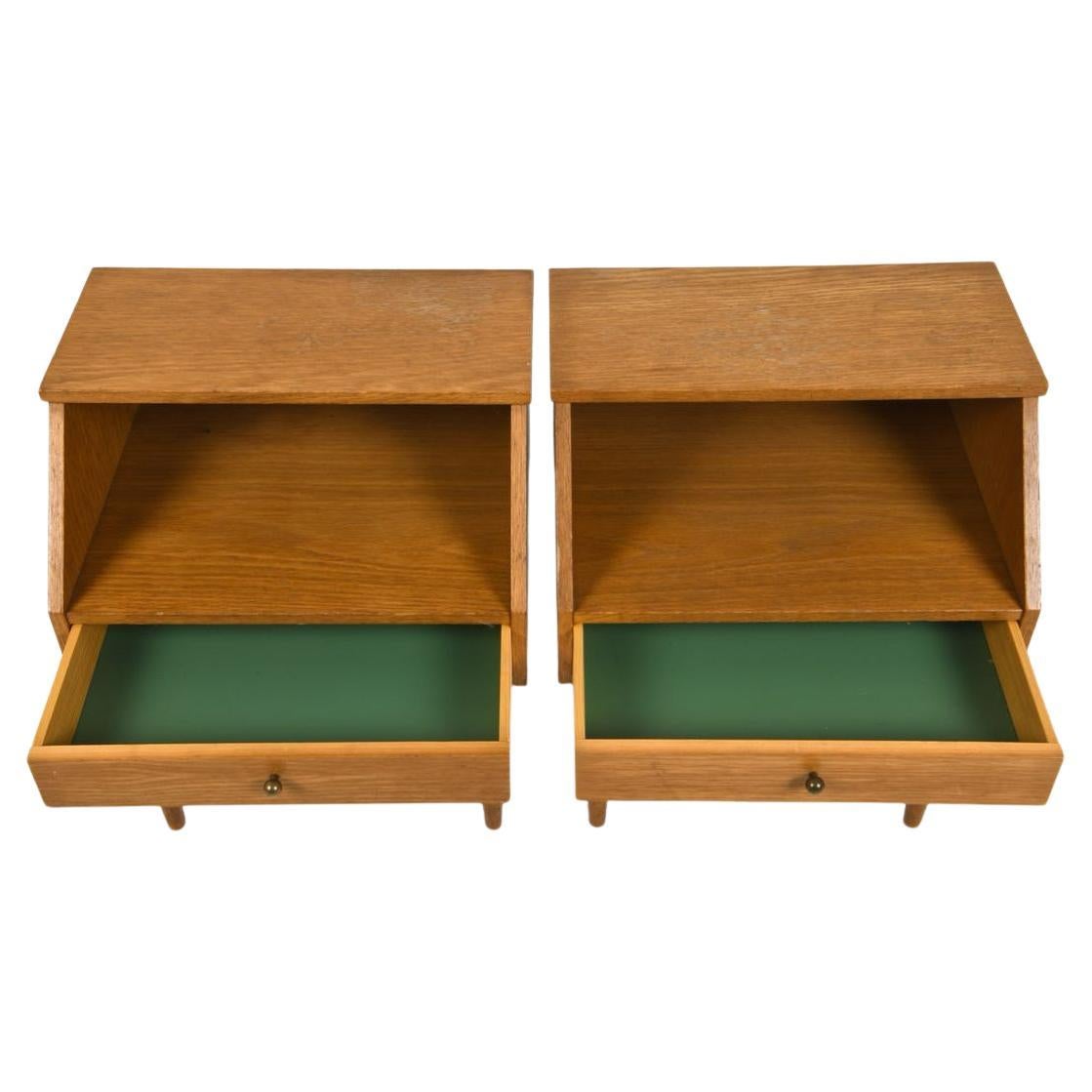 Suédois Pair of Scandinavian modern oak nightstands with single drawer en vente
