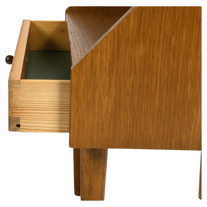 Travail du bois Pair of Scandinavian modern oak nightstands with single drawer en vente