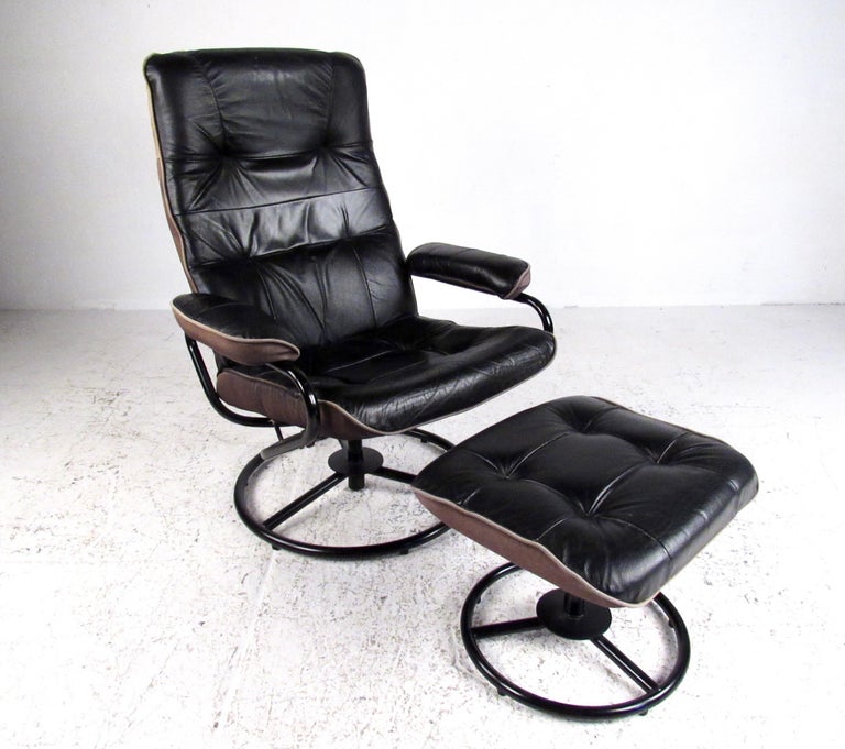 Pair of Scandinavian Modern Reclining Lounge Chairs with ...
