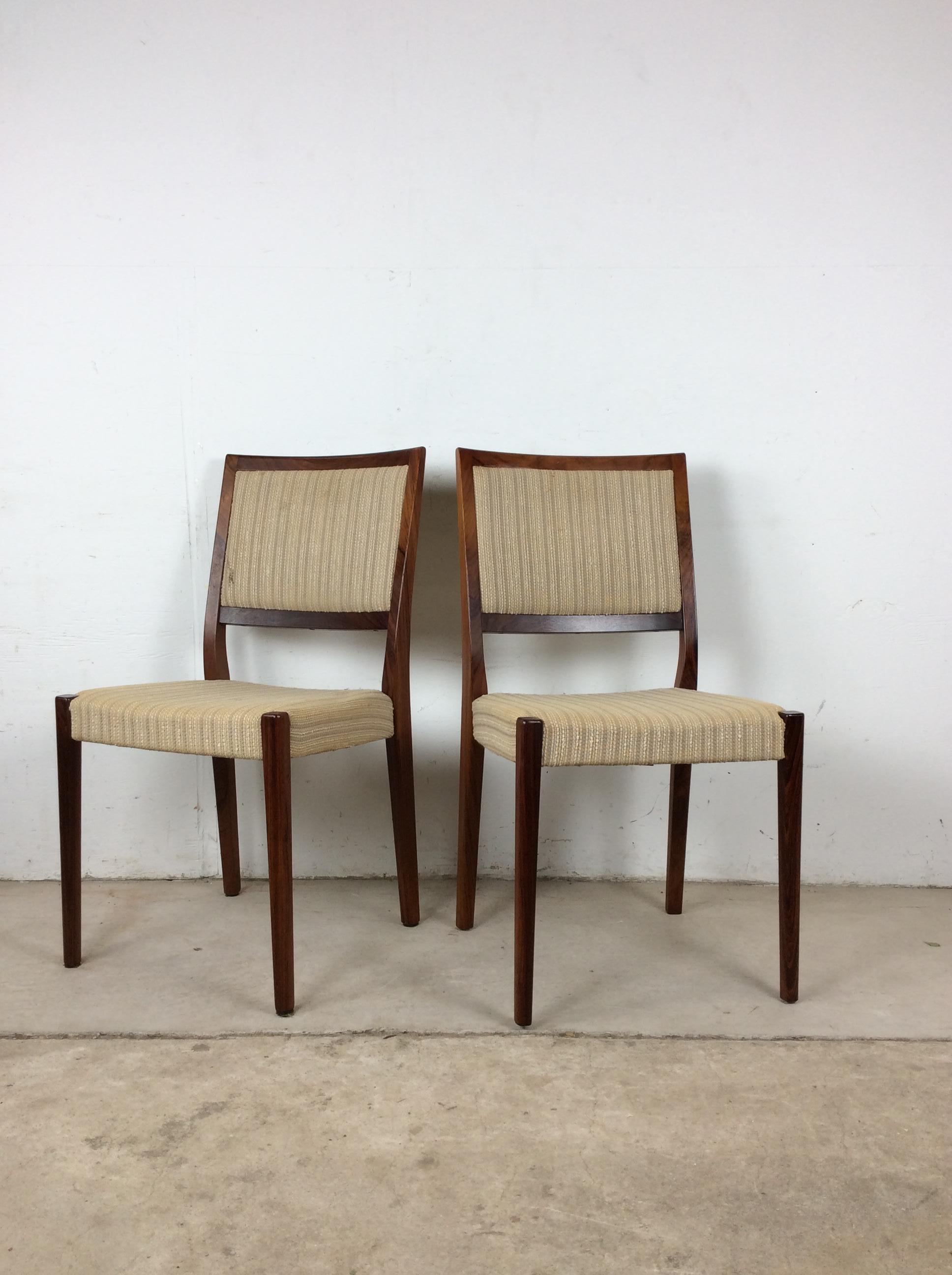 Dieses Paar skandinavisch-moderner Akzentstühle besteht aus einer Hartholzkonstruktion, Beinen aus Palisanderholz mit Originallackierung und gepolsterten Rückenlehnen mit Vintage-Stoff.

Abmessungen: 17.75b 15.75d 34.25h 18sh 

Bemerkungen zum