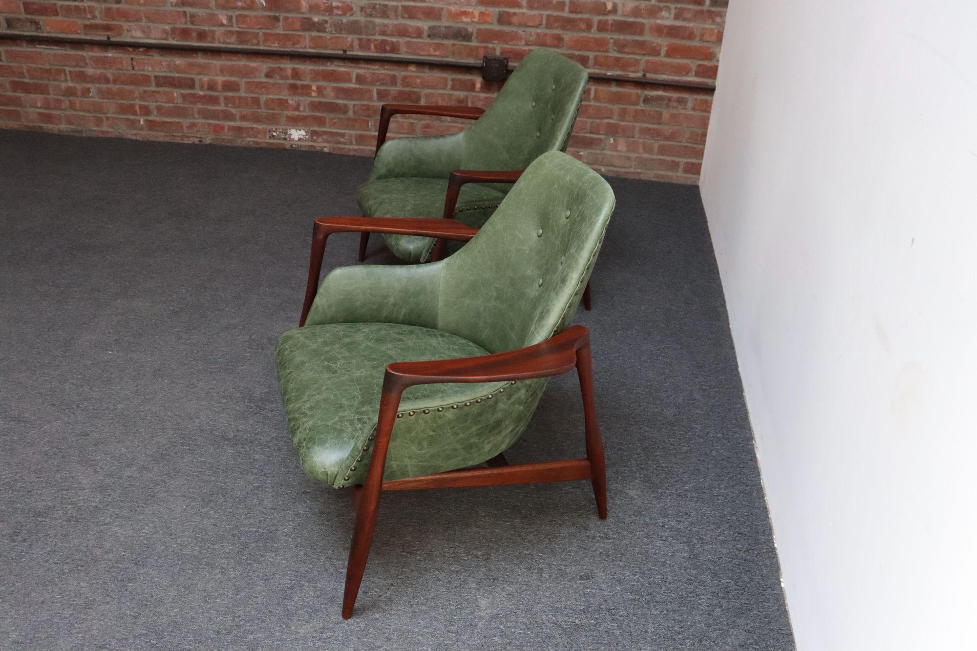 Coppia di sedie da salotto scultoree in noce e pelle The Modern Scandinavian in vendita 3