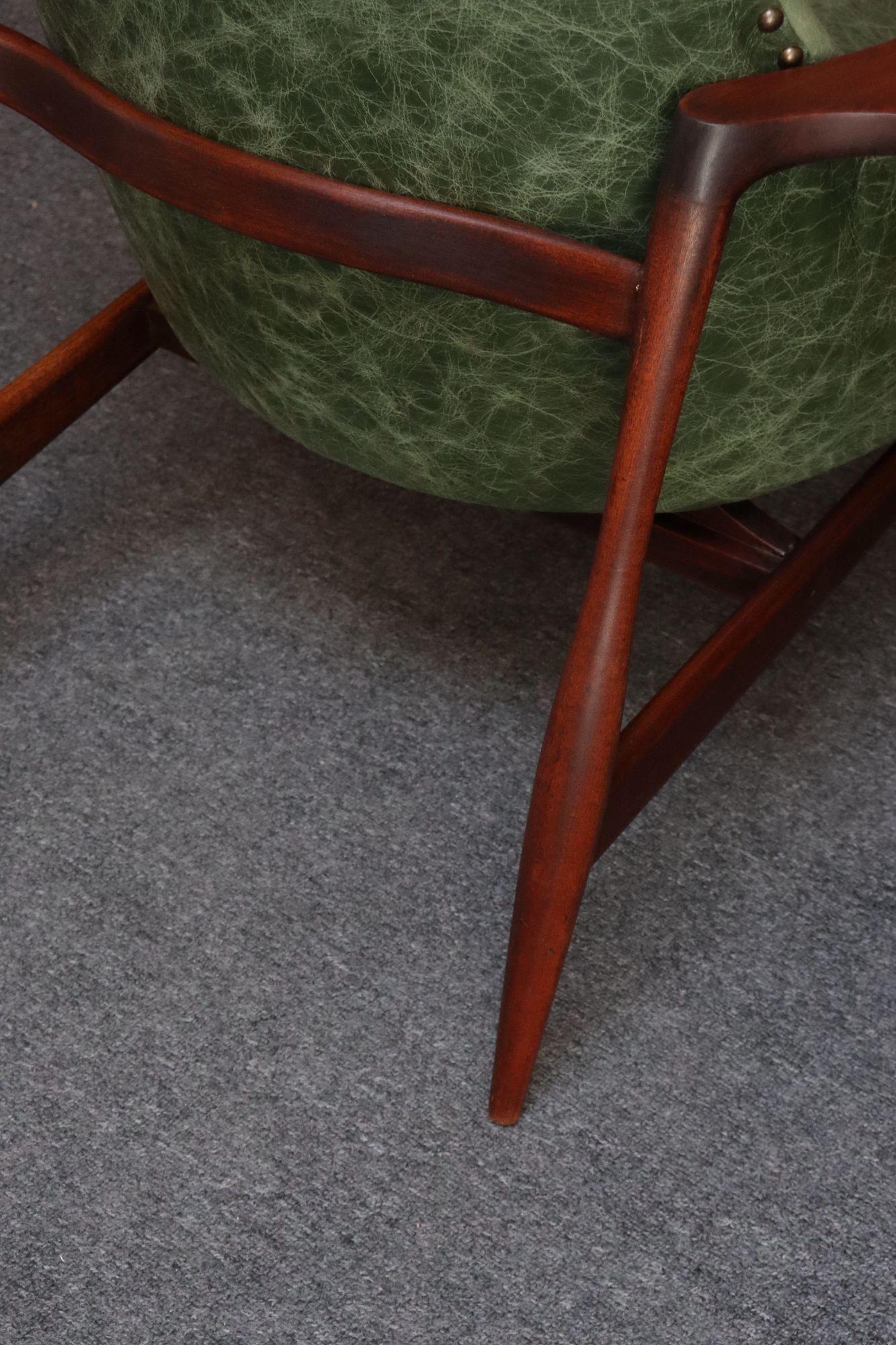 Coppia di sedie da salotto scultoree in noce e pelle The Modern Scandinavian in vendita 11