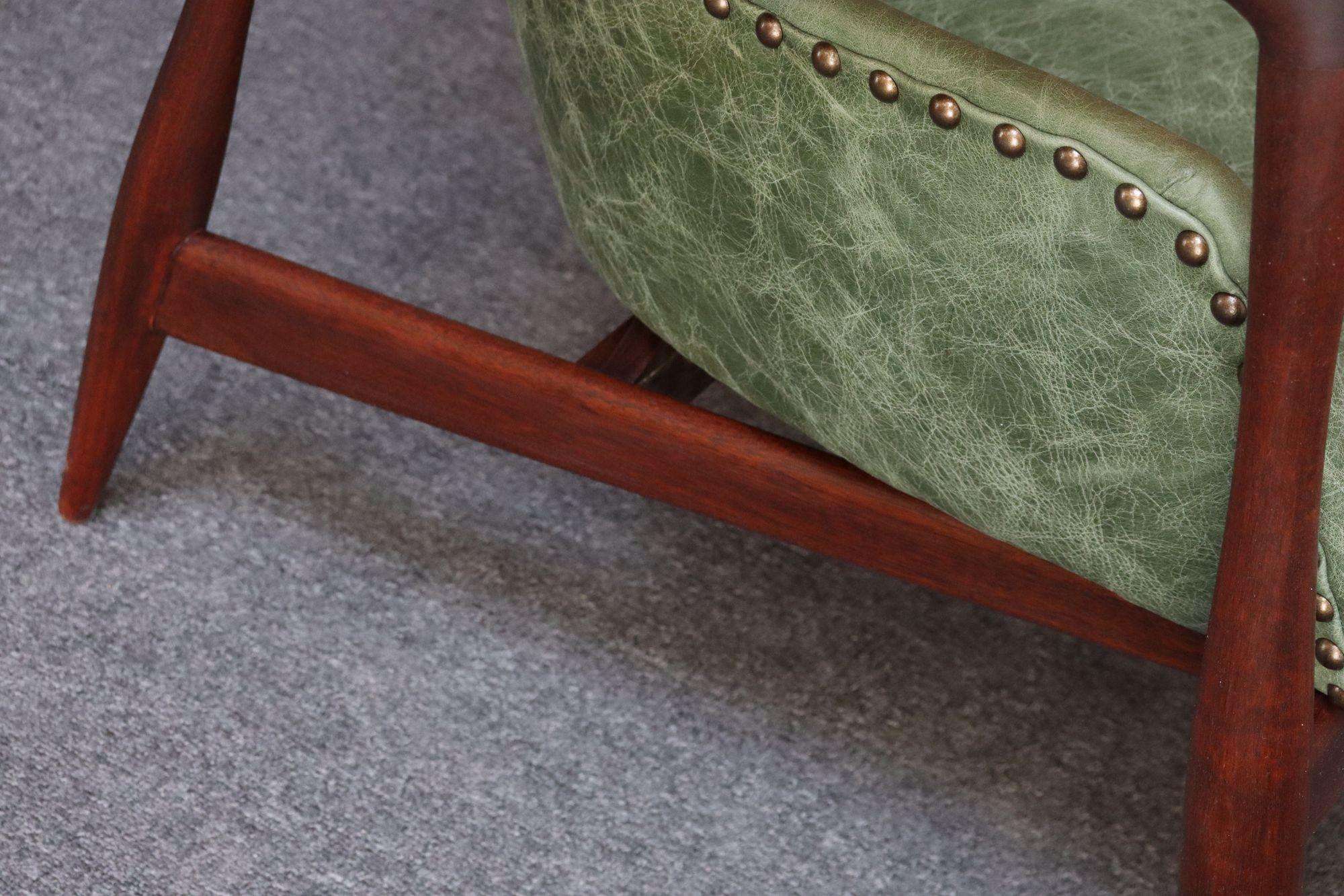 Coppia di sedie da salotto scultoree in noce e pelle The Modern Scandinavian in vendita 12