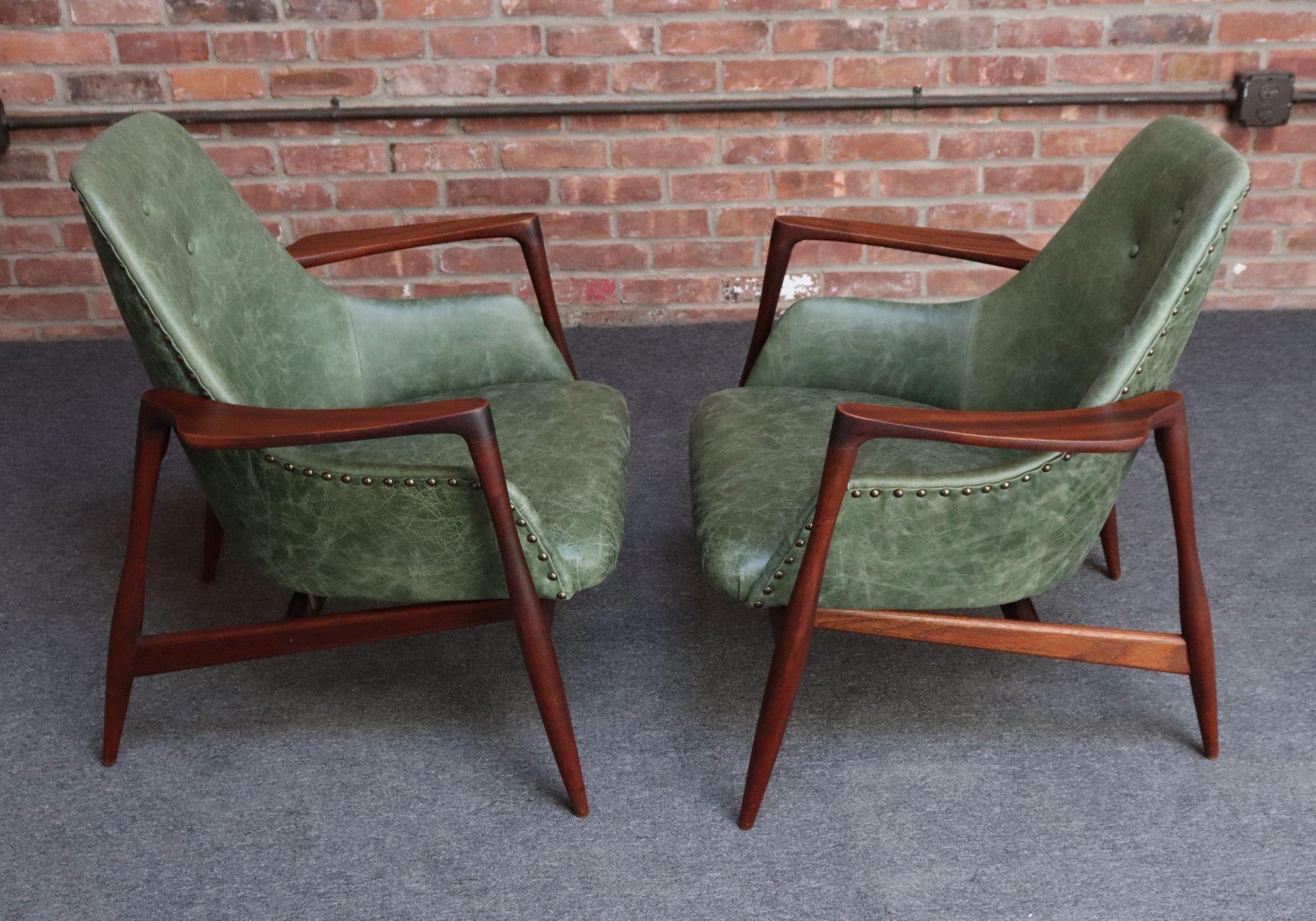 Ottone Coppia di sedie da salotto scultoree in noce e pelle The Modern Scandinavian in vendita