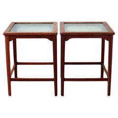 Paire de tables d'appoint scandinaves modernes, acajou et verre décoratif, années 1940 